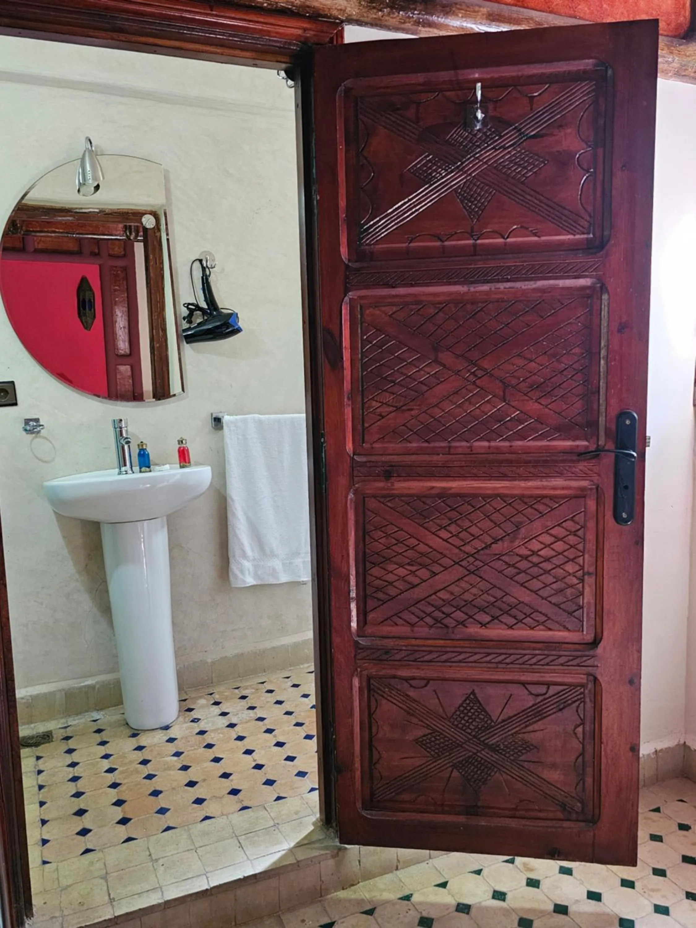 Shower in Riad Oussagou