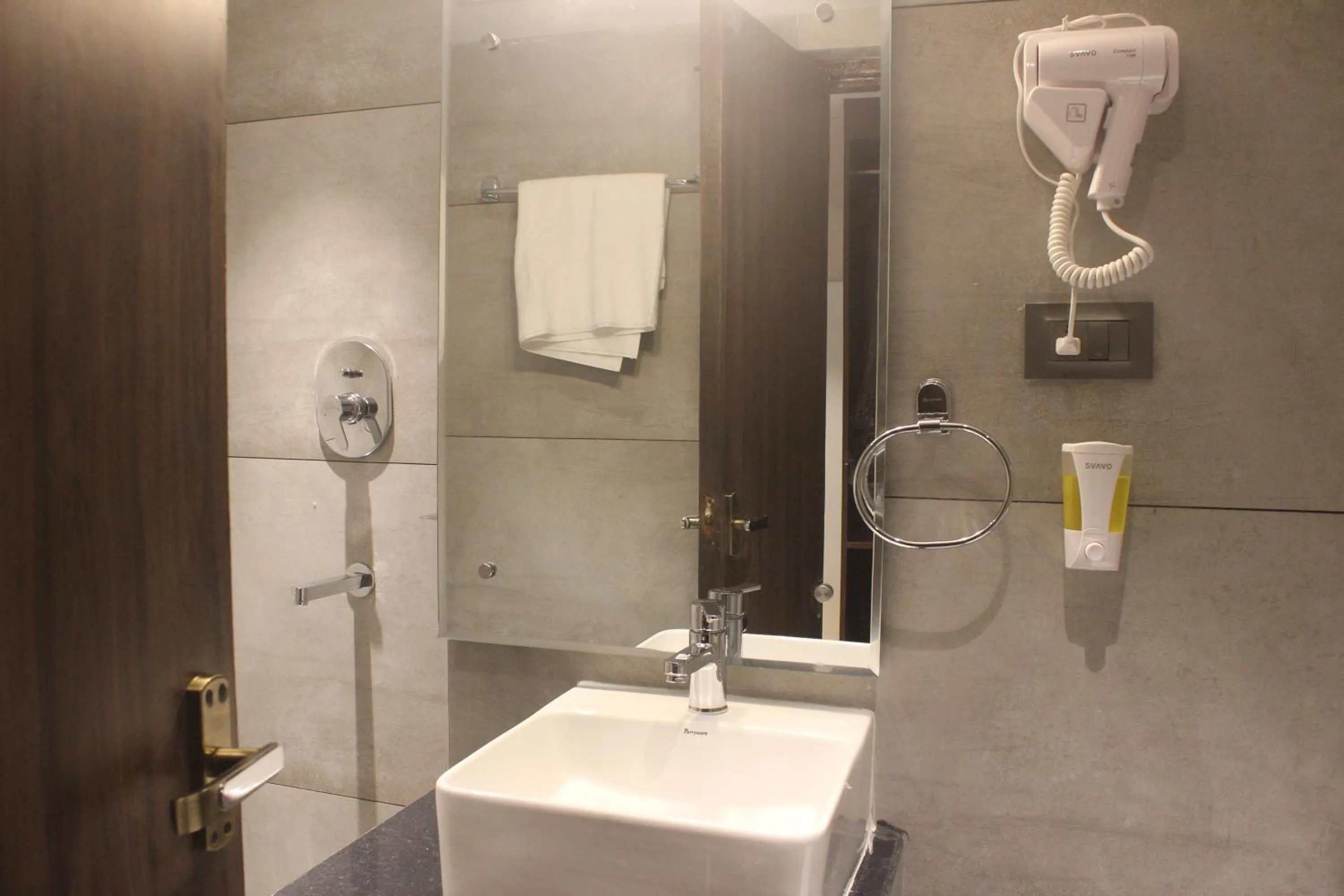 Deluxe Triple Room in Hotel Crown Plaza