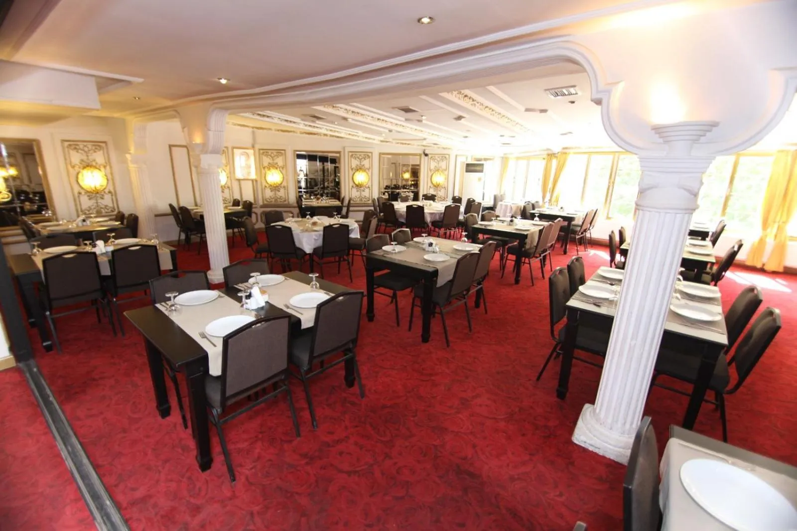 Restaurant/places to eat in Hotel Etap Mola