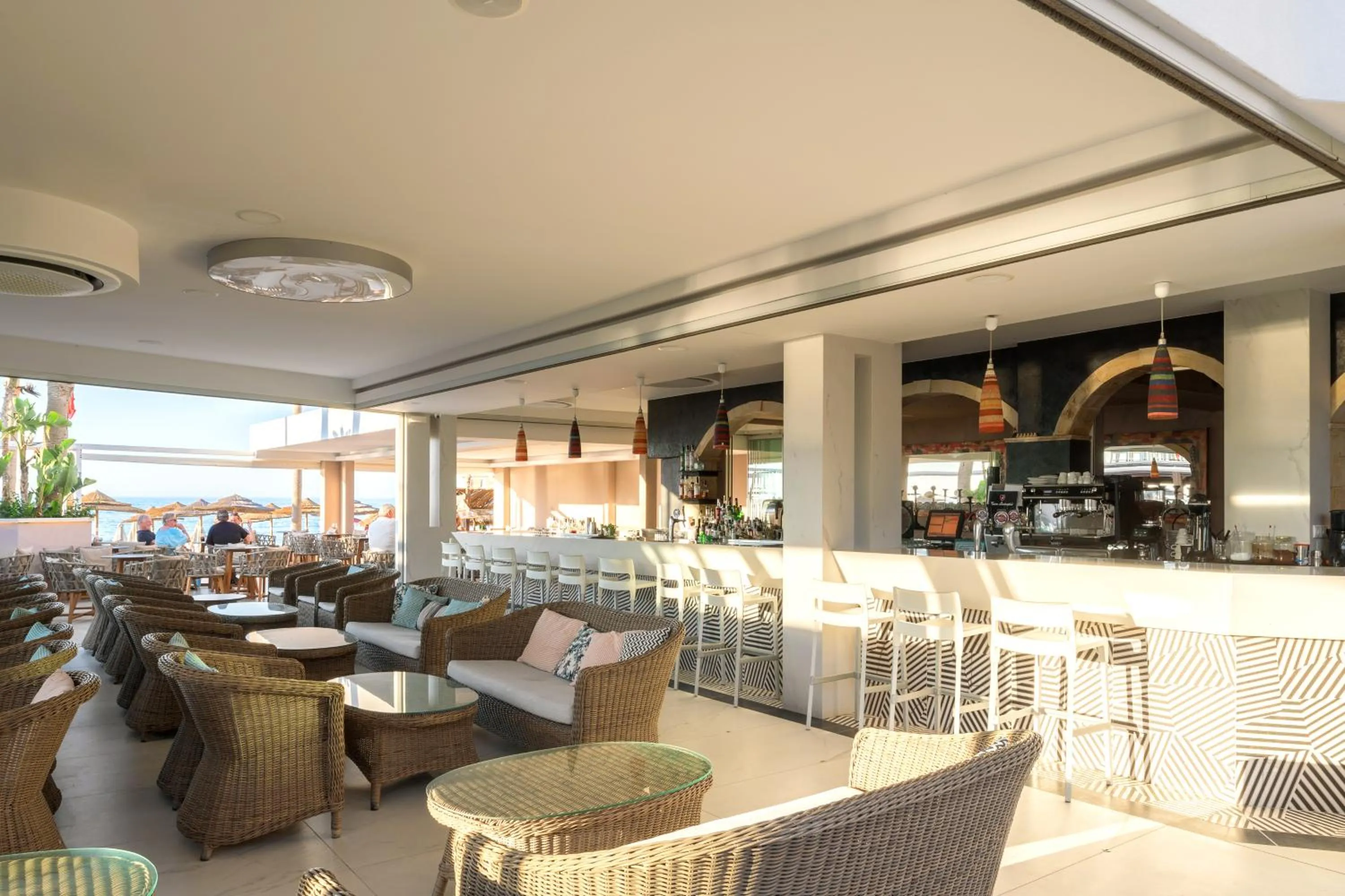 Lounge or bar in High Beach Resort