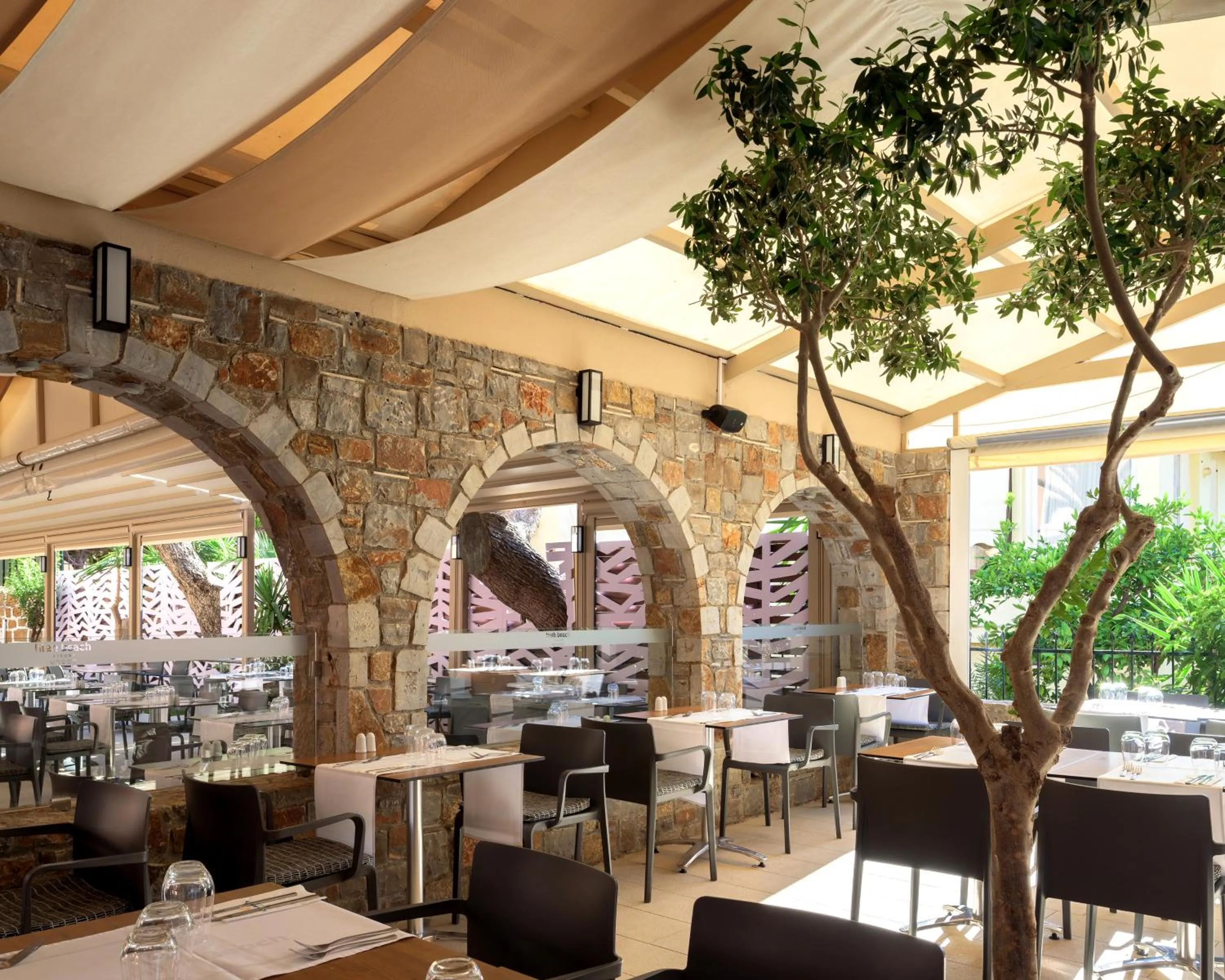 Restaurant/places to eat in High Beach Resort