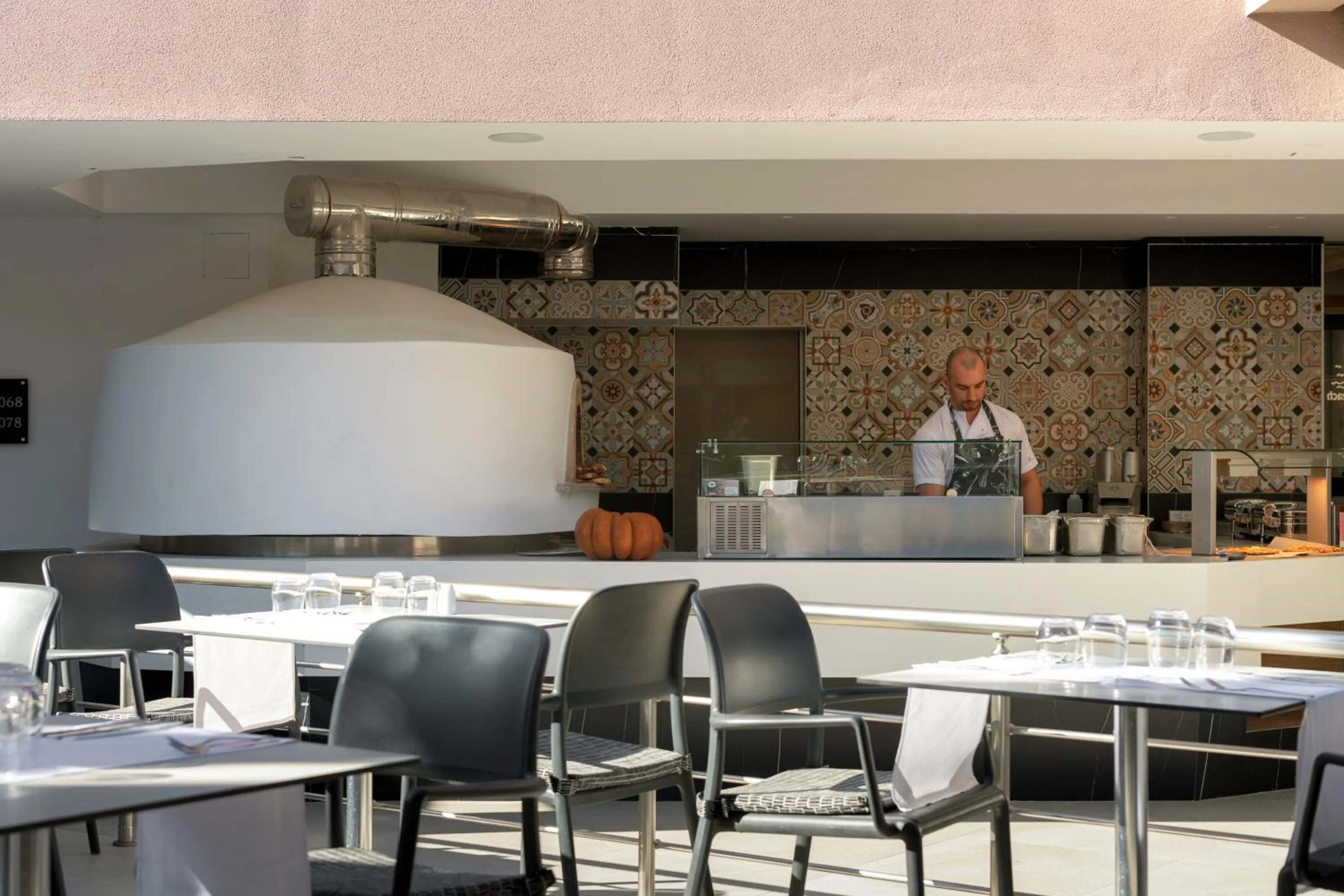 Restaurant/places to eat in High Beach Resort