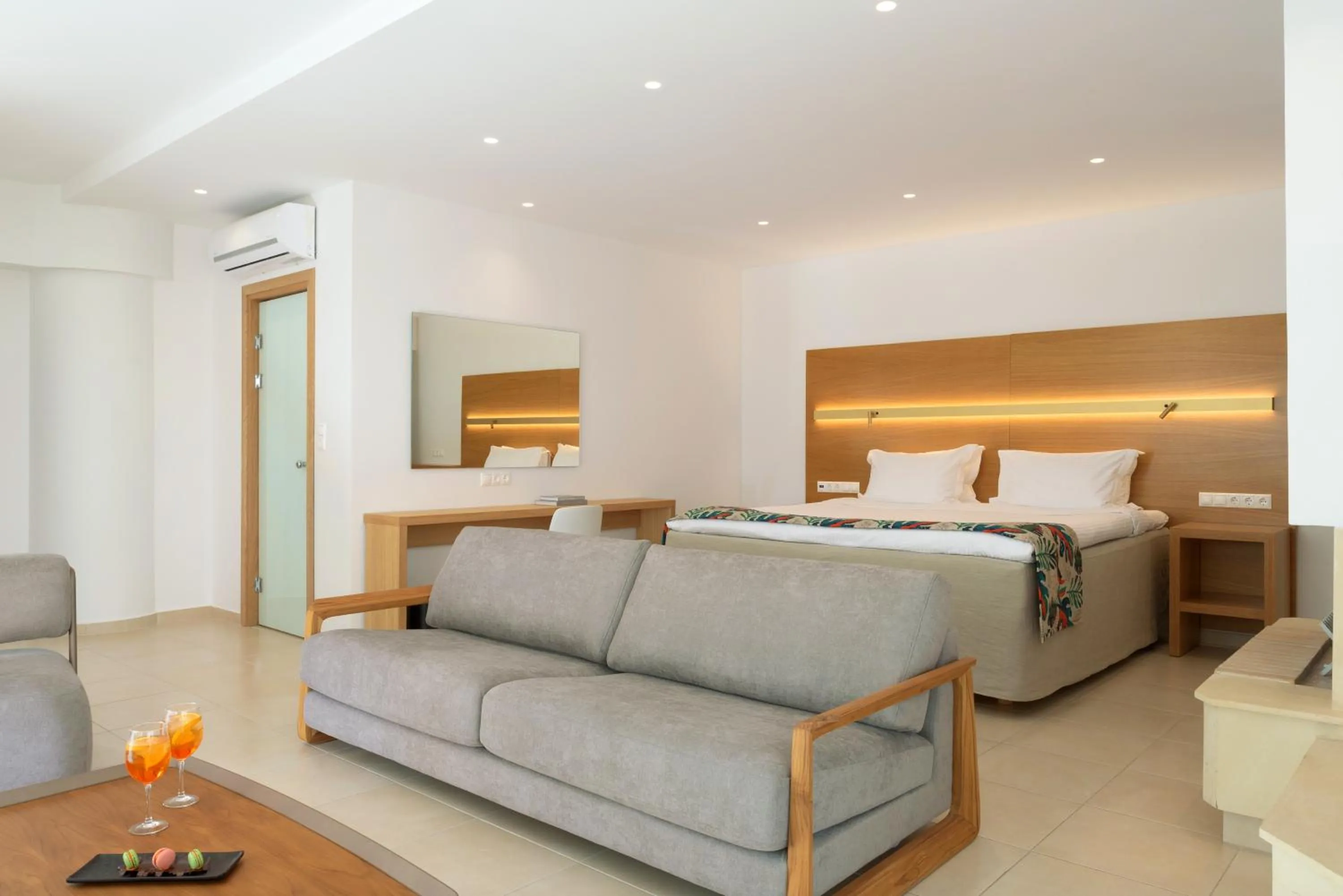 Photo of the whole room, Bed in High Beach Resort