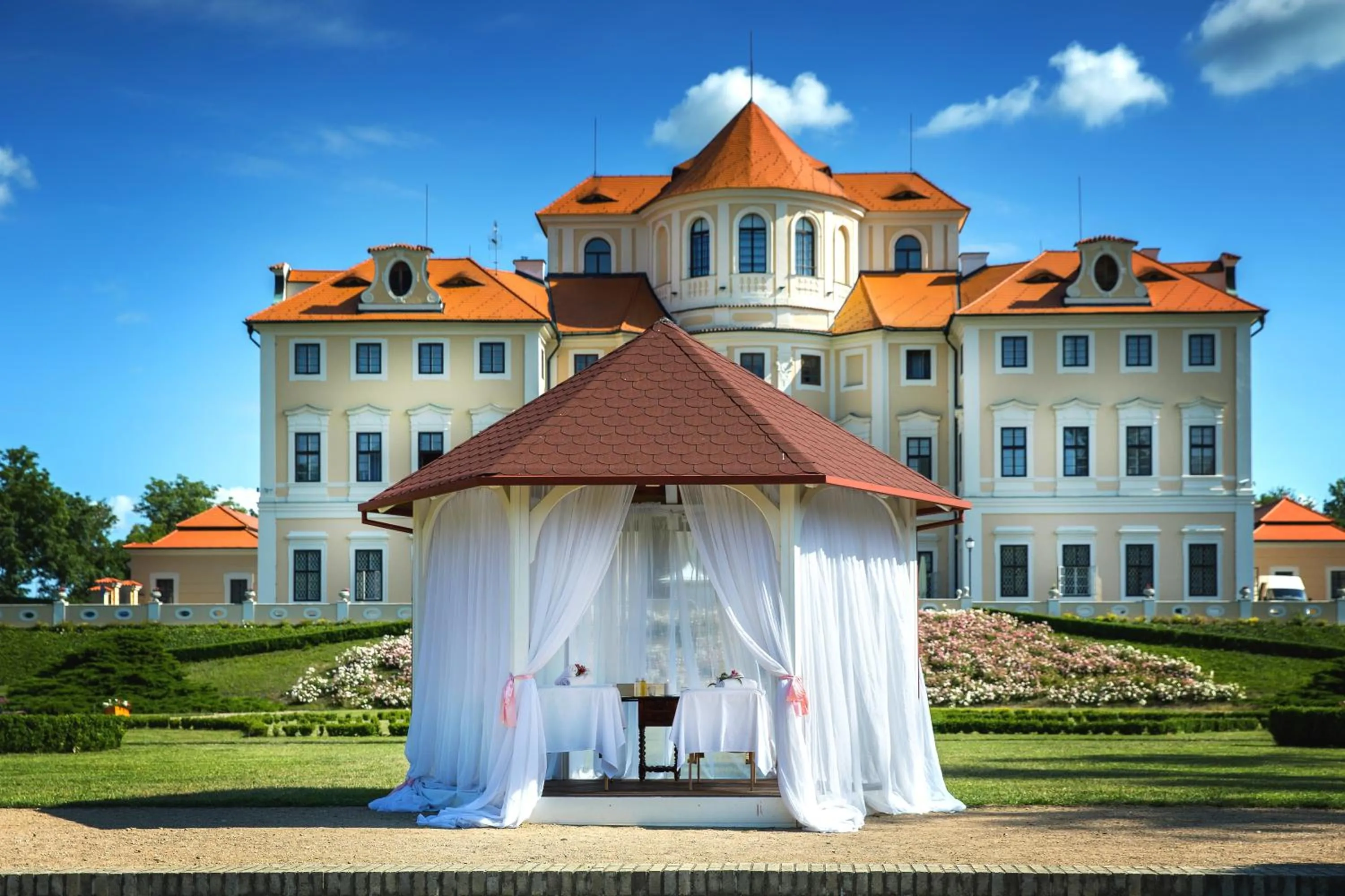 Property building in Château Liblice