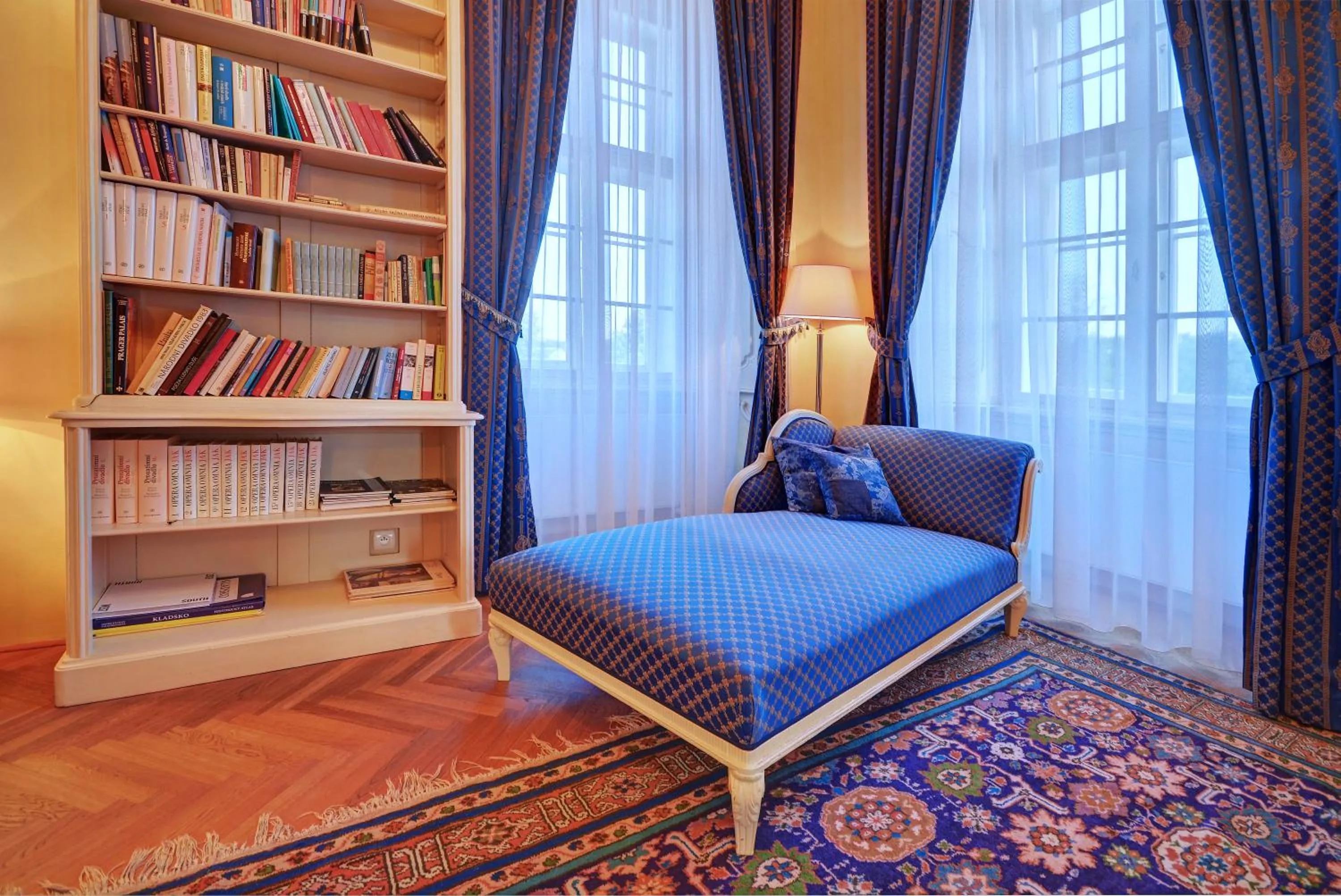 Library, Bed in Château Liblice