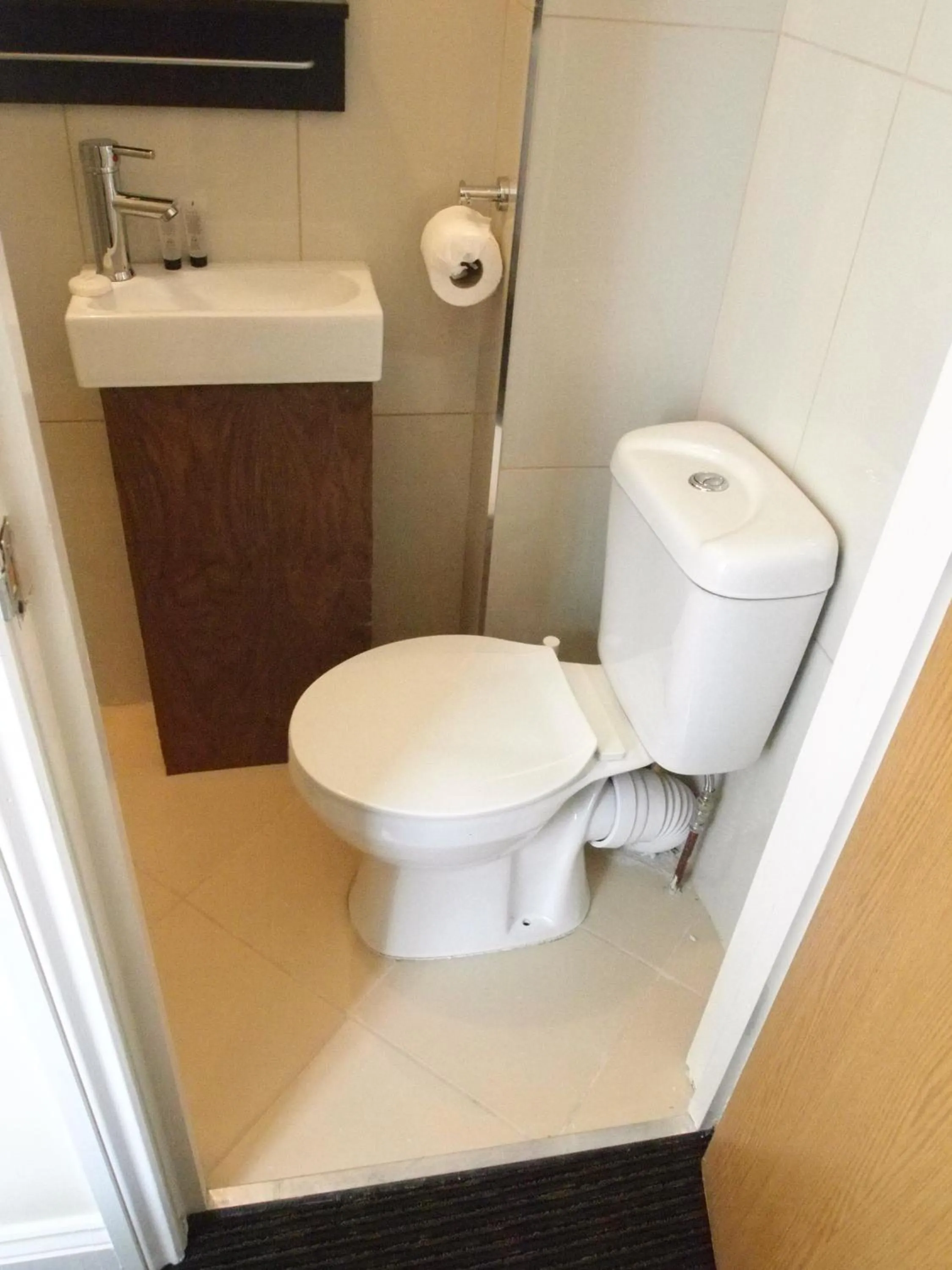 Bathroom in Earls Court Garden Hotel