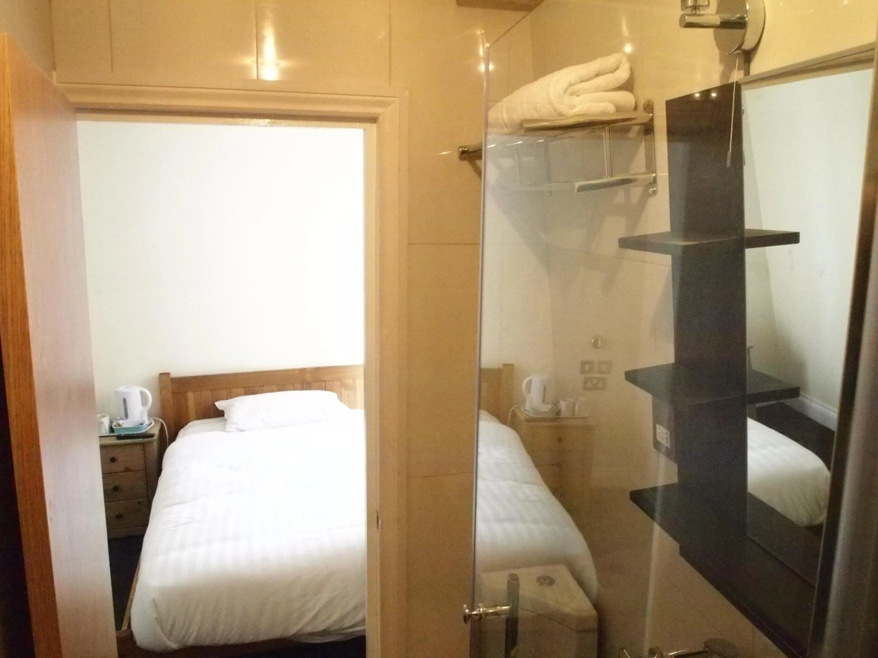 Bedroom, Bed in Earls Court Garden Hotel