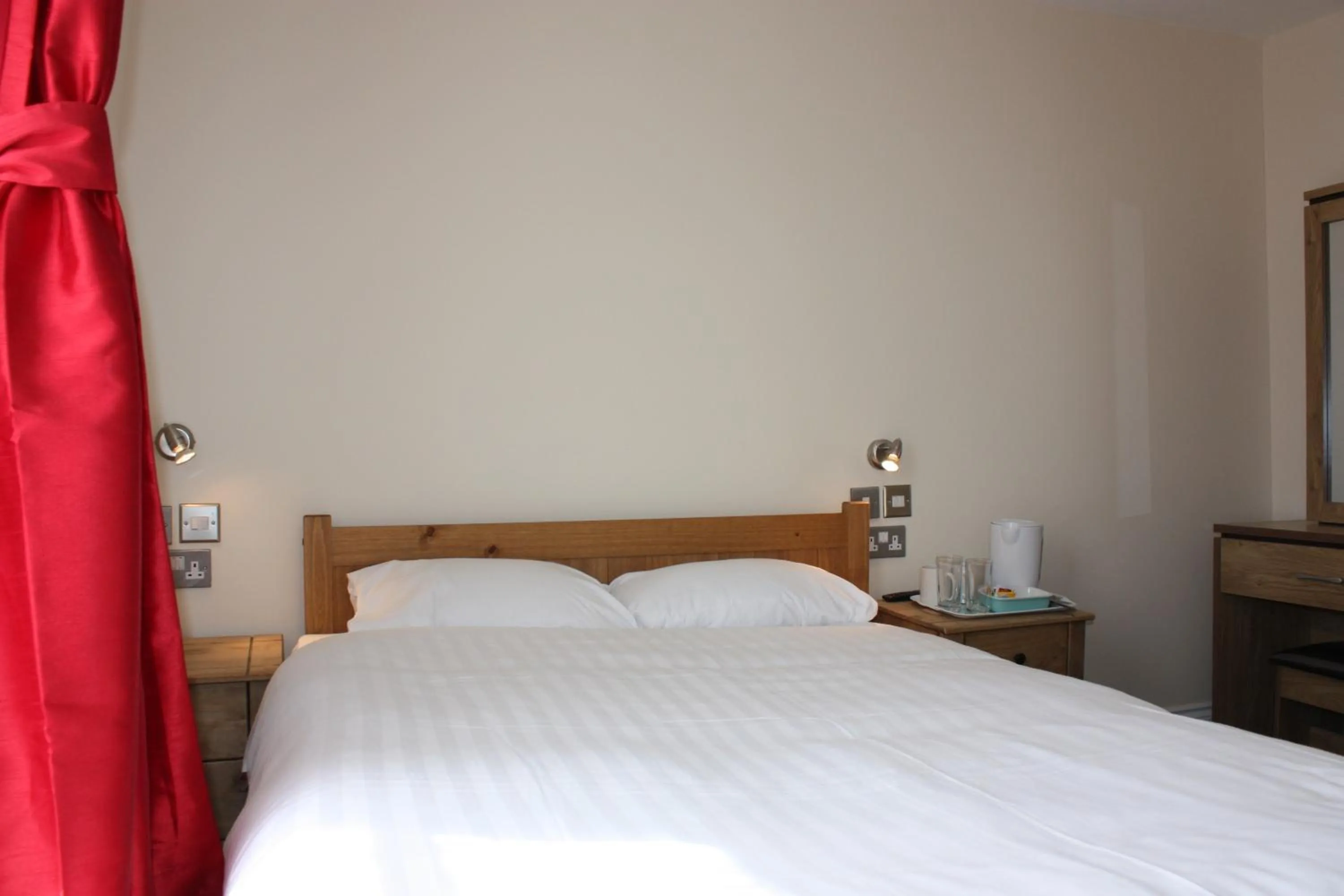 Bedroom, Bed in Earls Court Garden Hotel