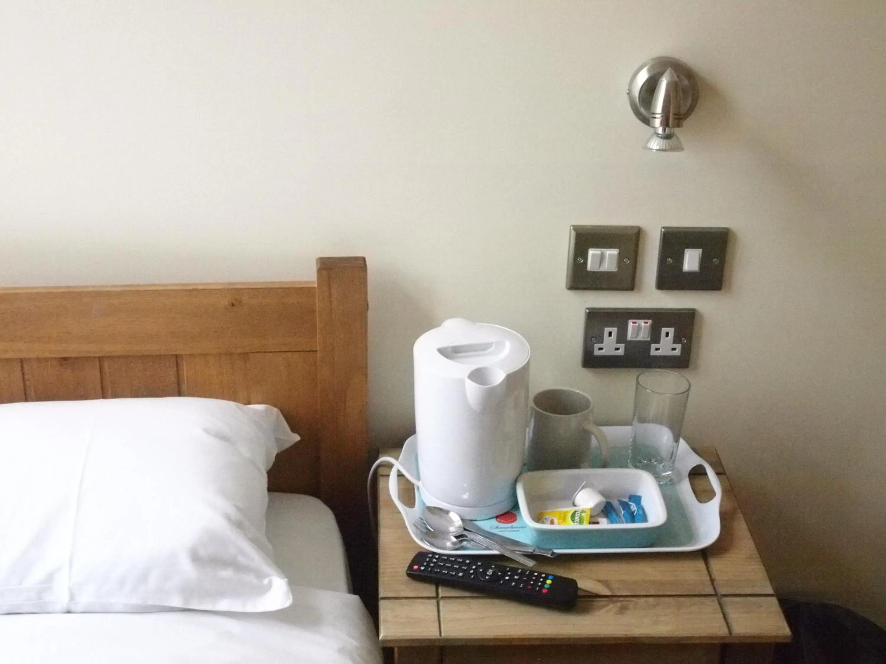 Coffee/tea facilities, Bed in Earls Court Garden Hotel