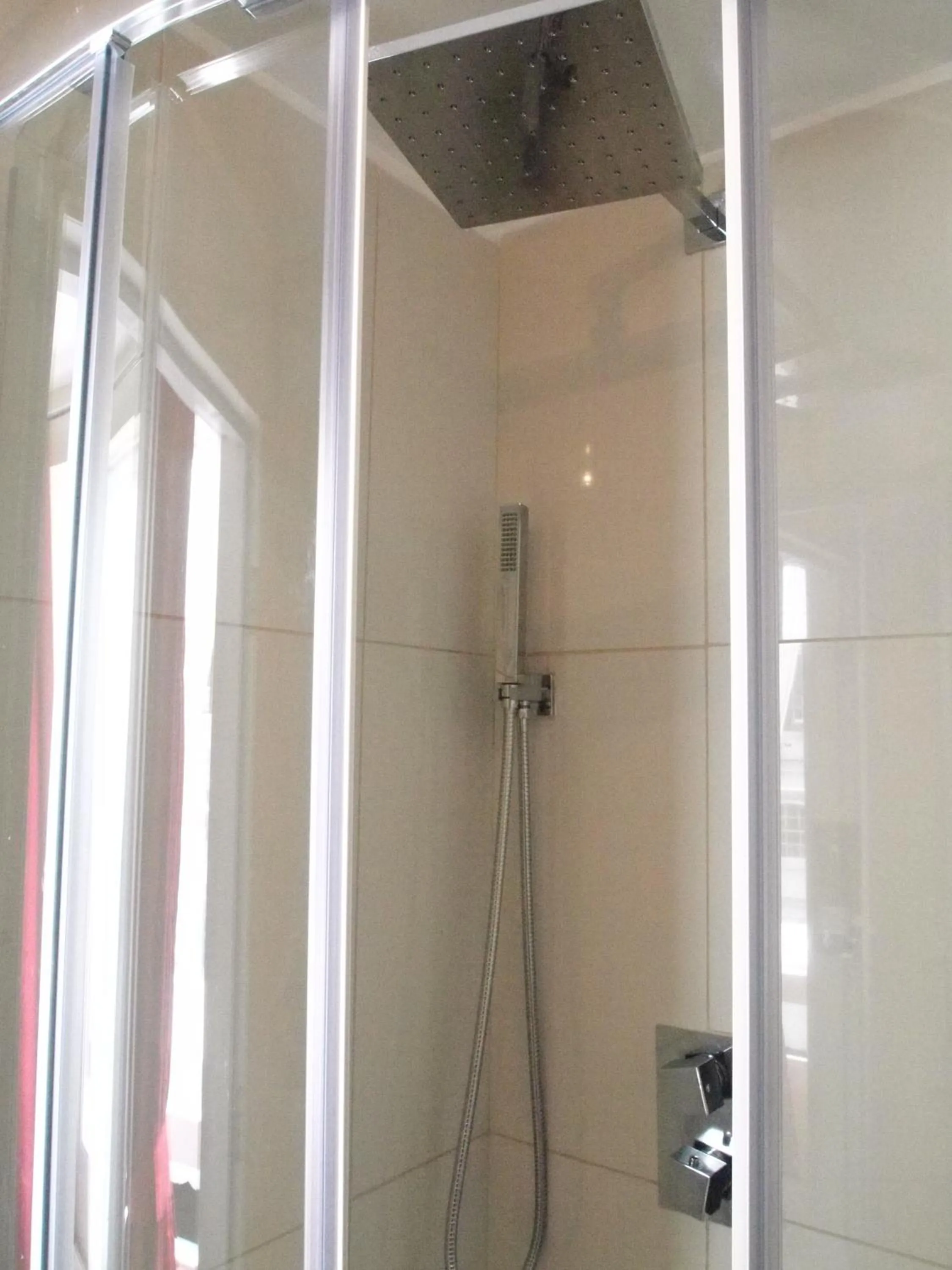 Bathroom in Earls Court Garden Hotel