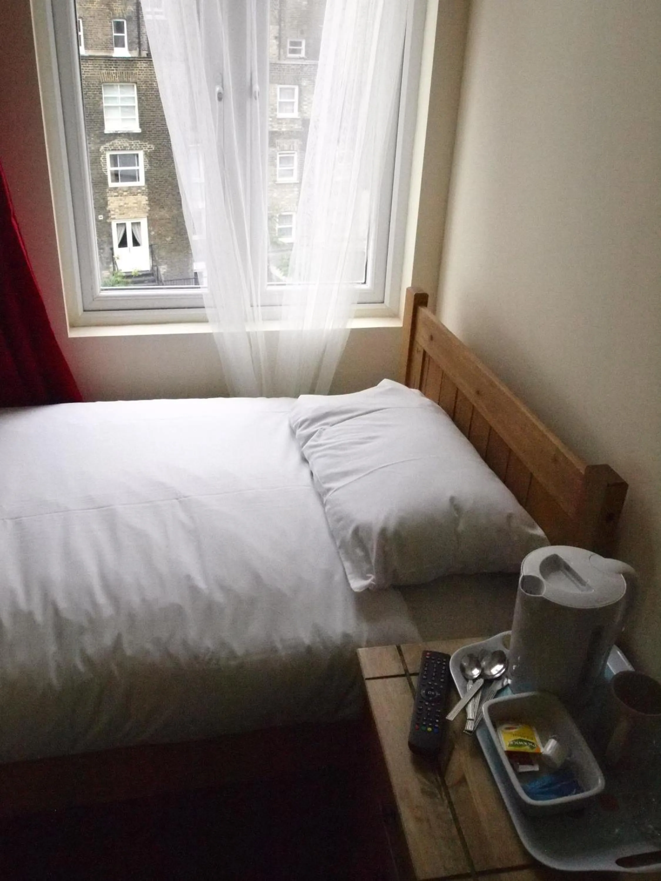 Bedroom, Bed in Earls Court Garden Hotel