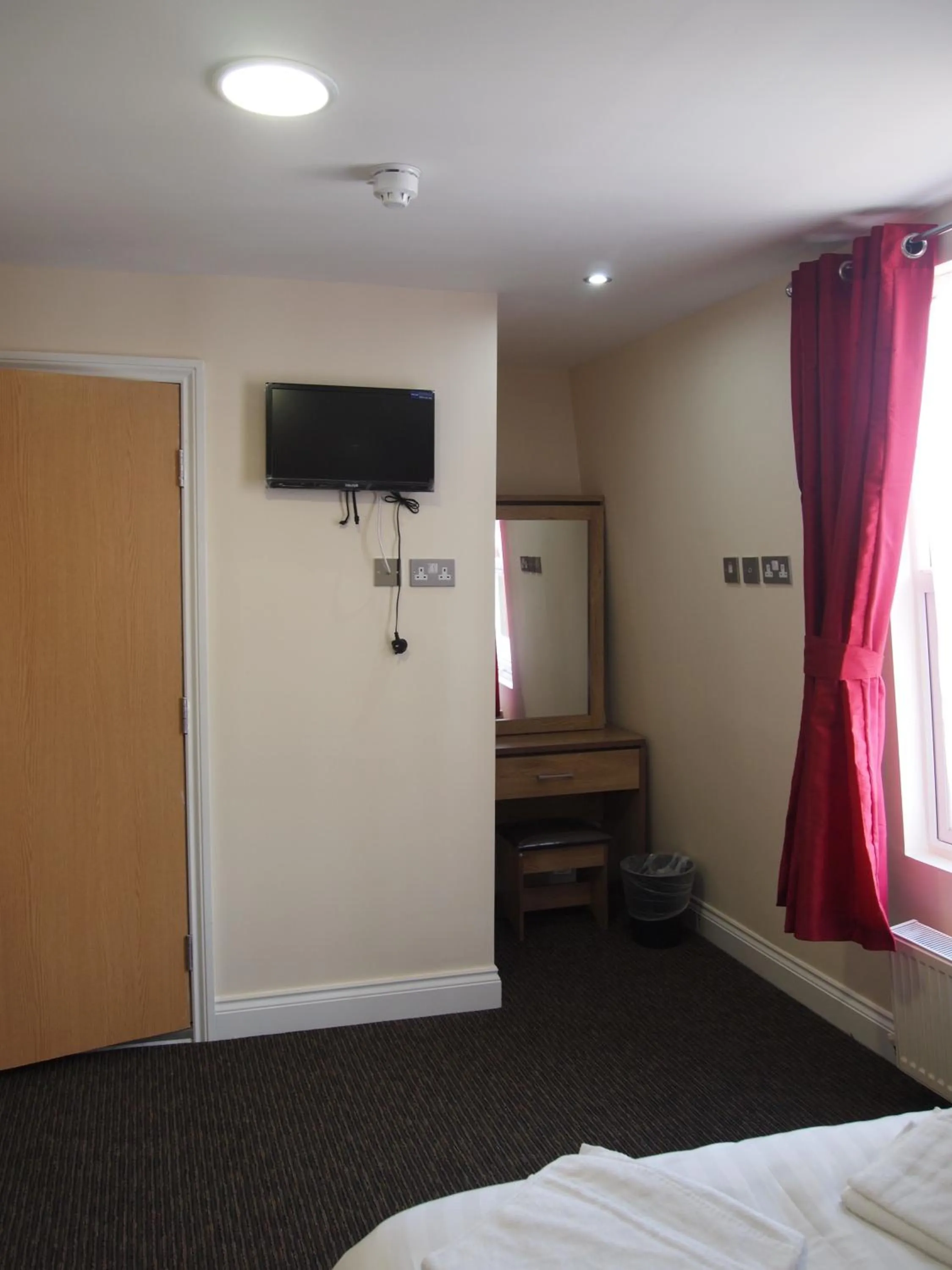 Bedroom, Bed in Earls Court Garden Hotel