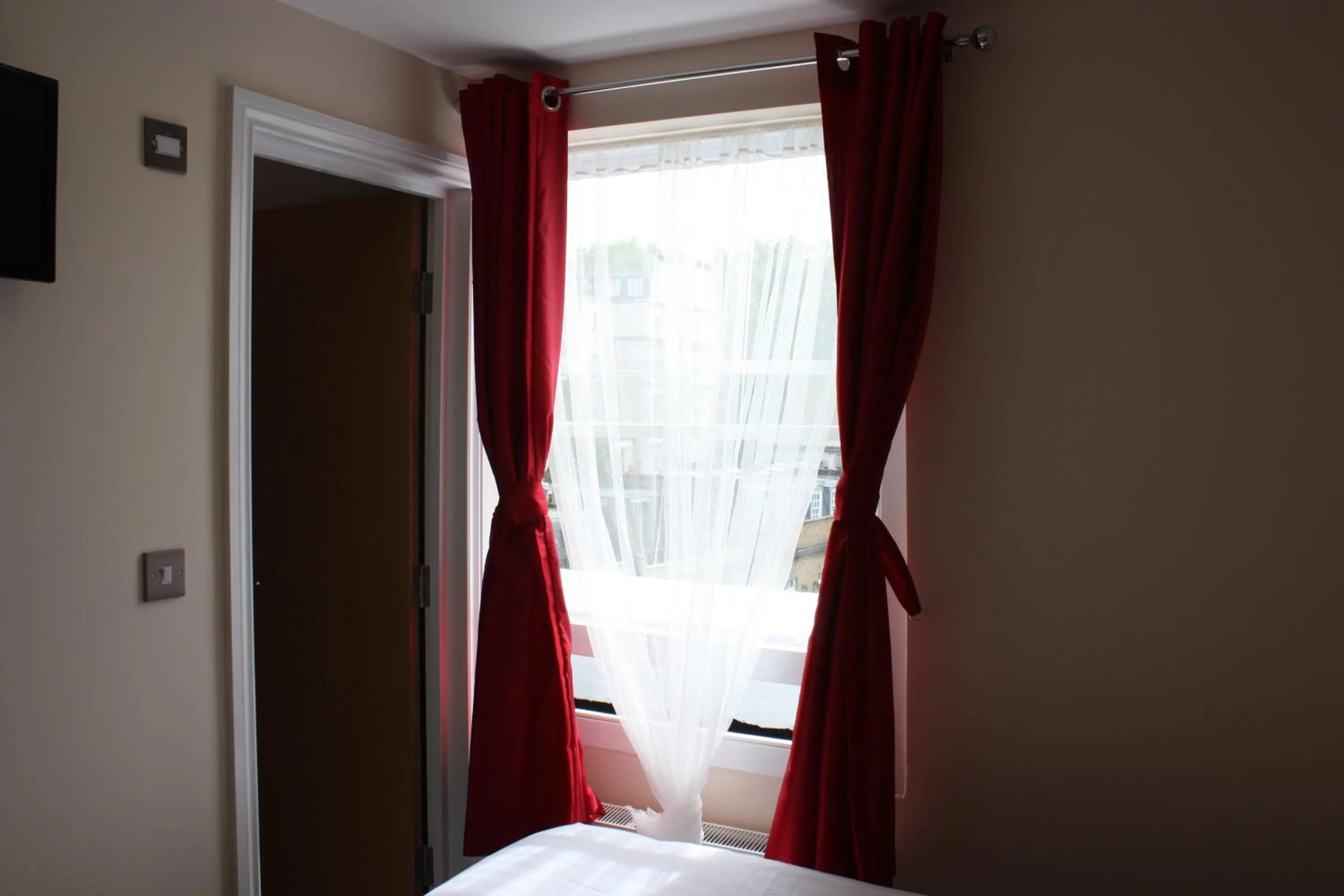 Bedroom, Bed in Earls Court Garden Hotel