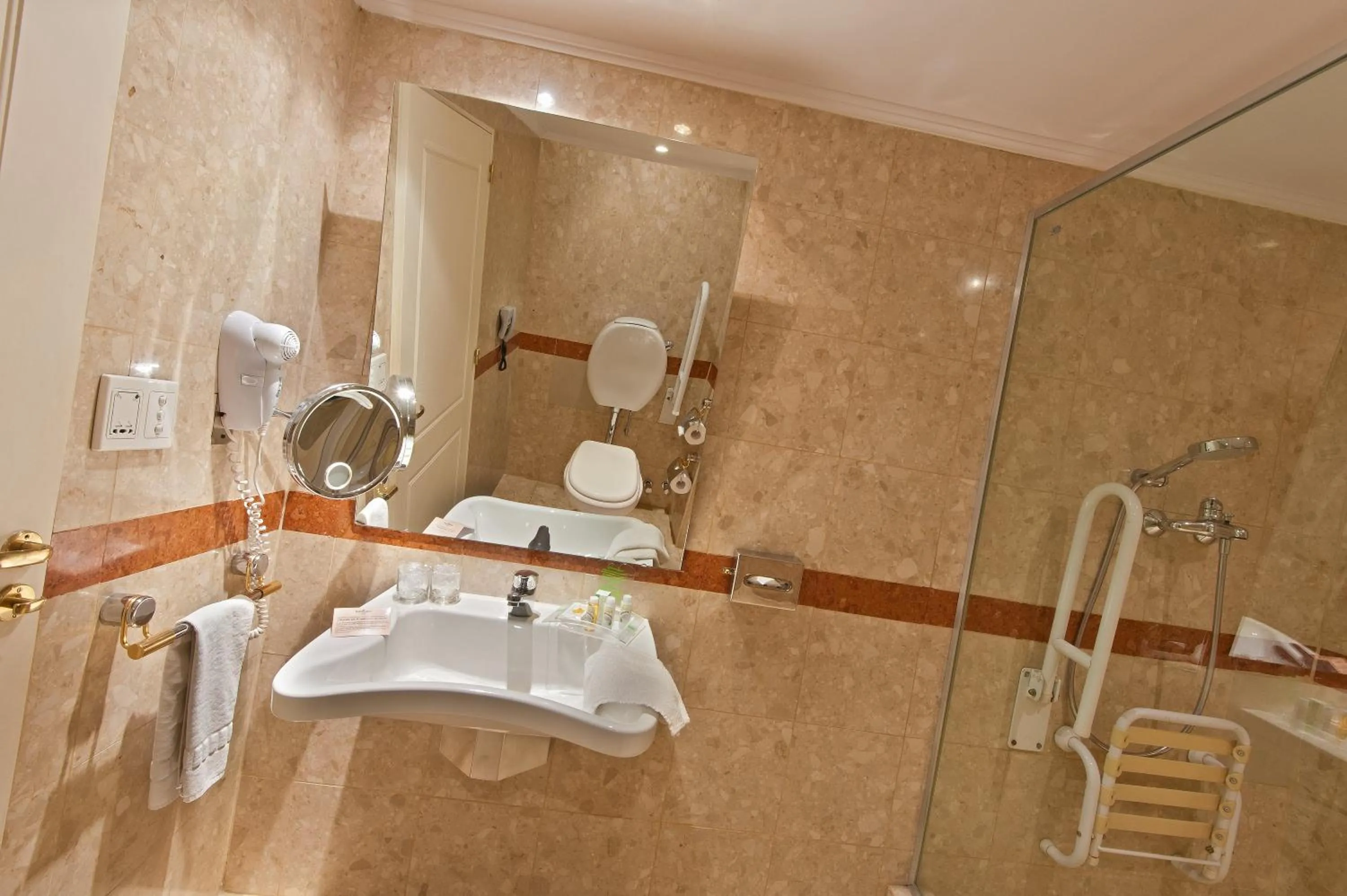 Photo of the whole room in Holiday Inn Cordoba by IHG