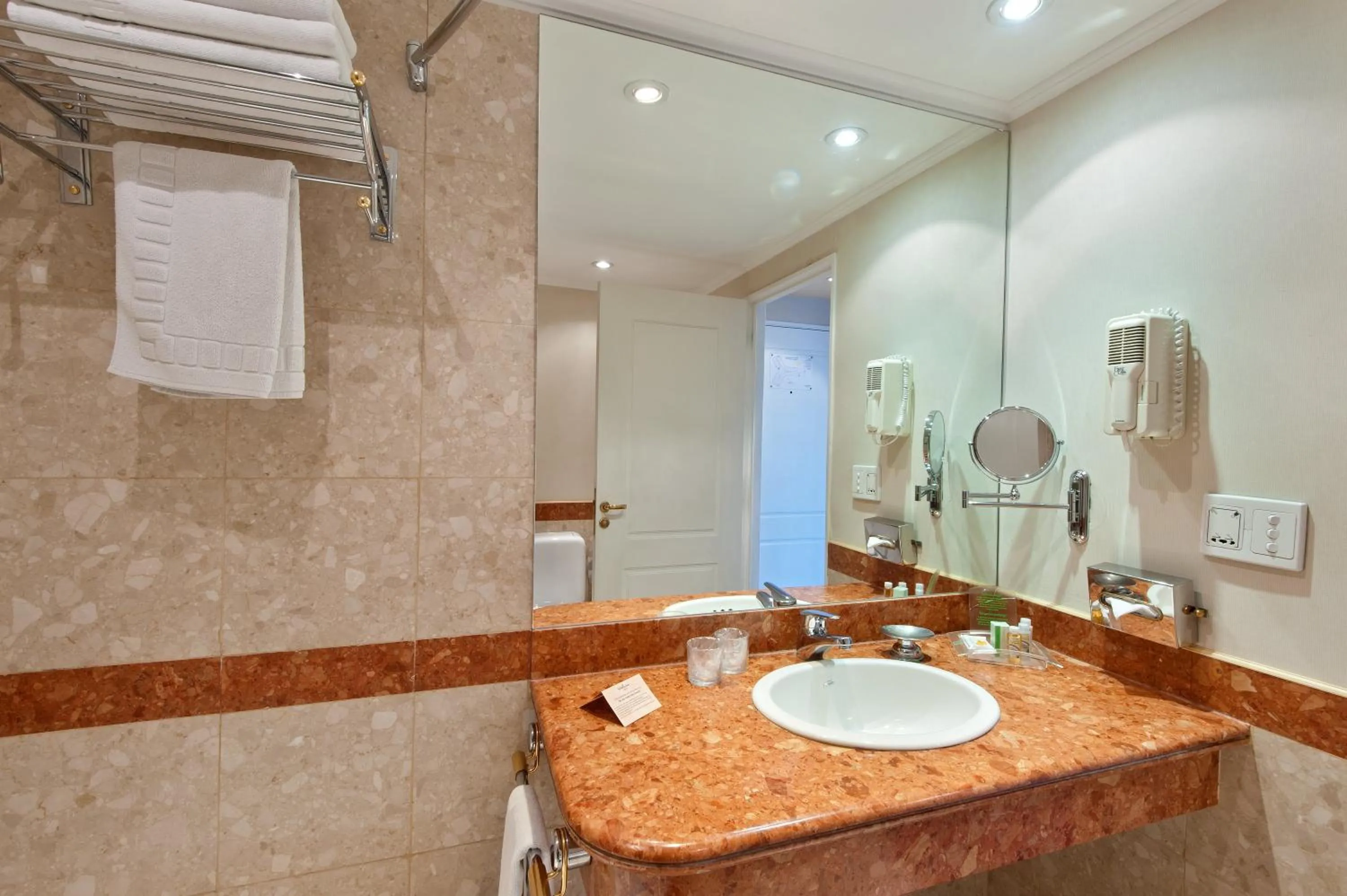 Photo of the whole room in Holiday Inn Cordoba by IHG