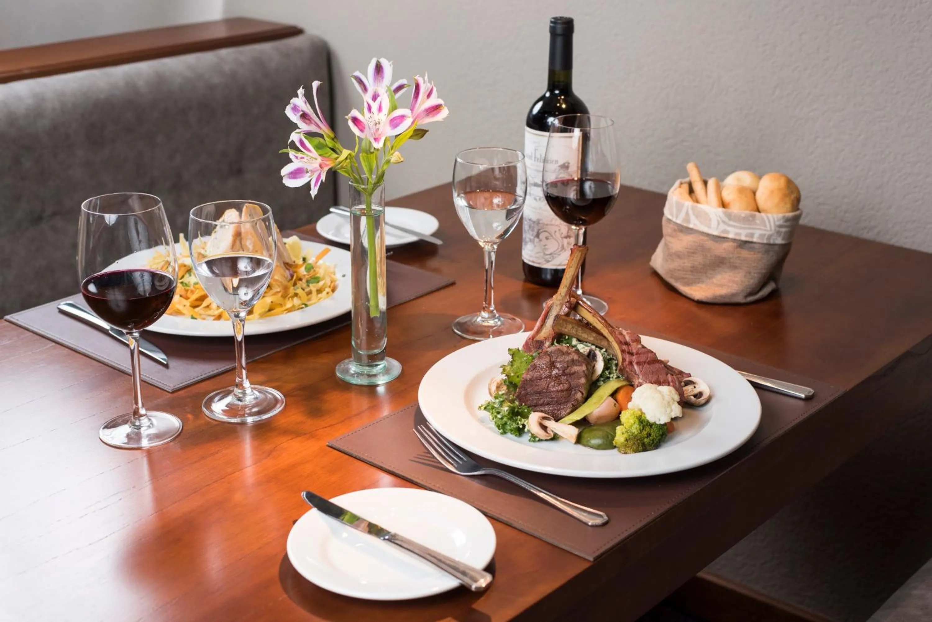 Restaurant/places to eat in Holiday Inn Cordoba by IHG