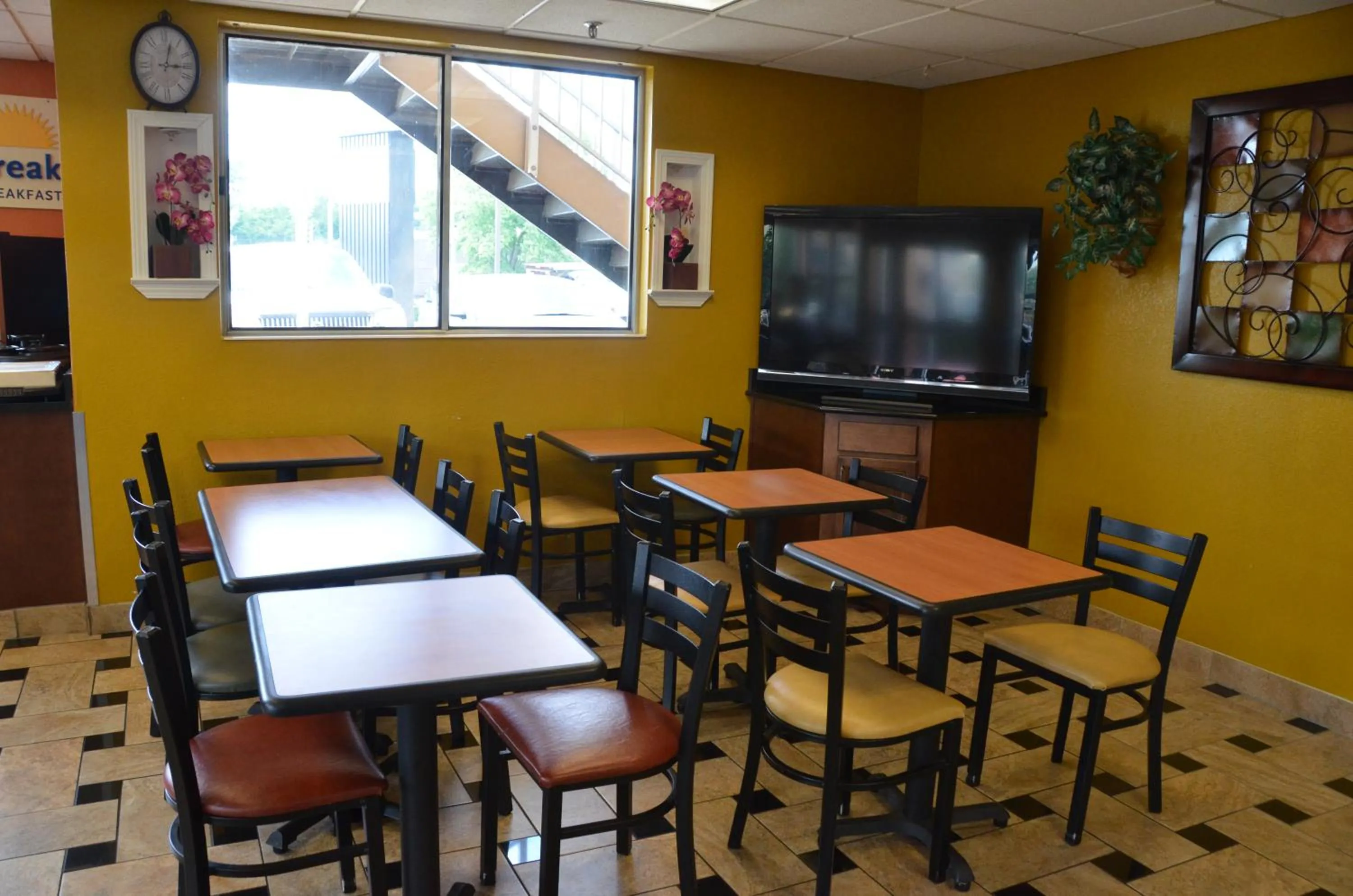 Communal kitchen in Days Inn by Wyndham Airport Nashville East