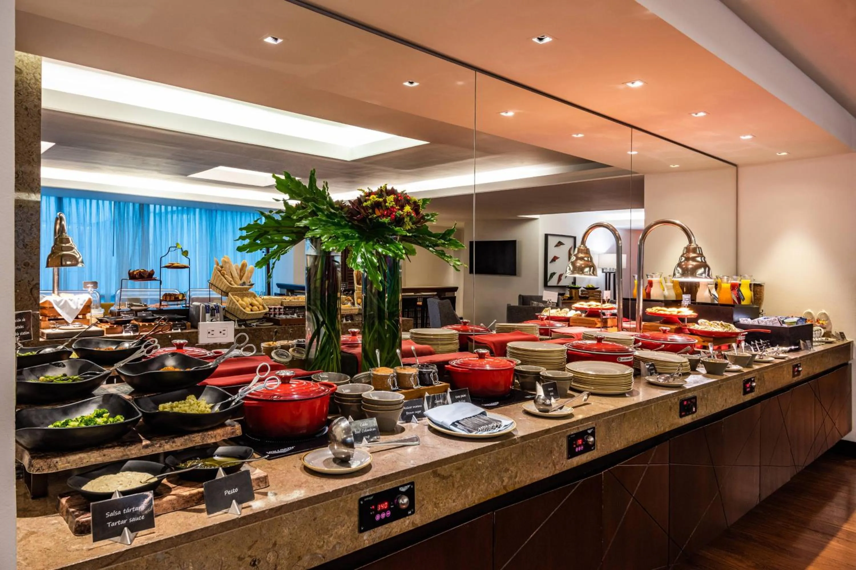 Lounge or bar in Bogotá Marriott Hotel