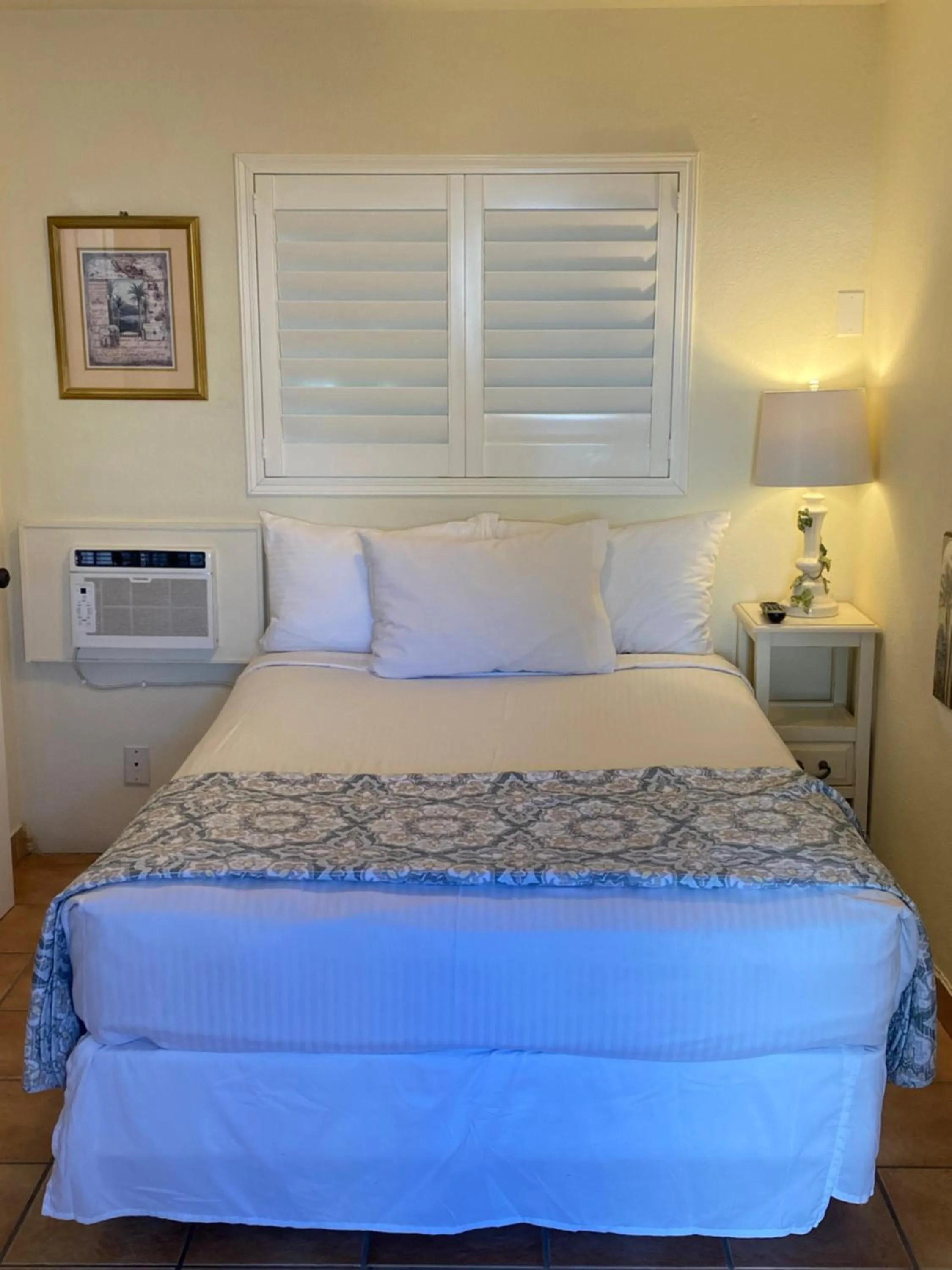 Bed in Leucadia Beach Inn