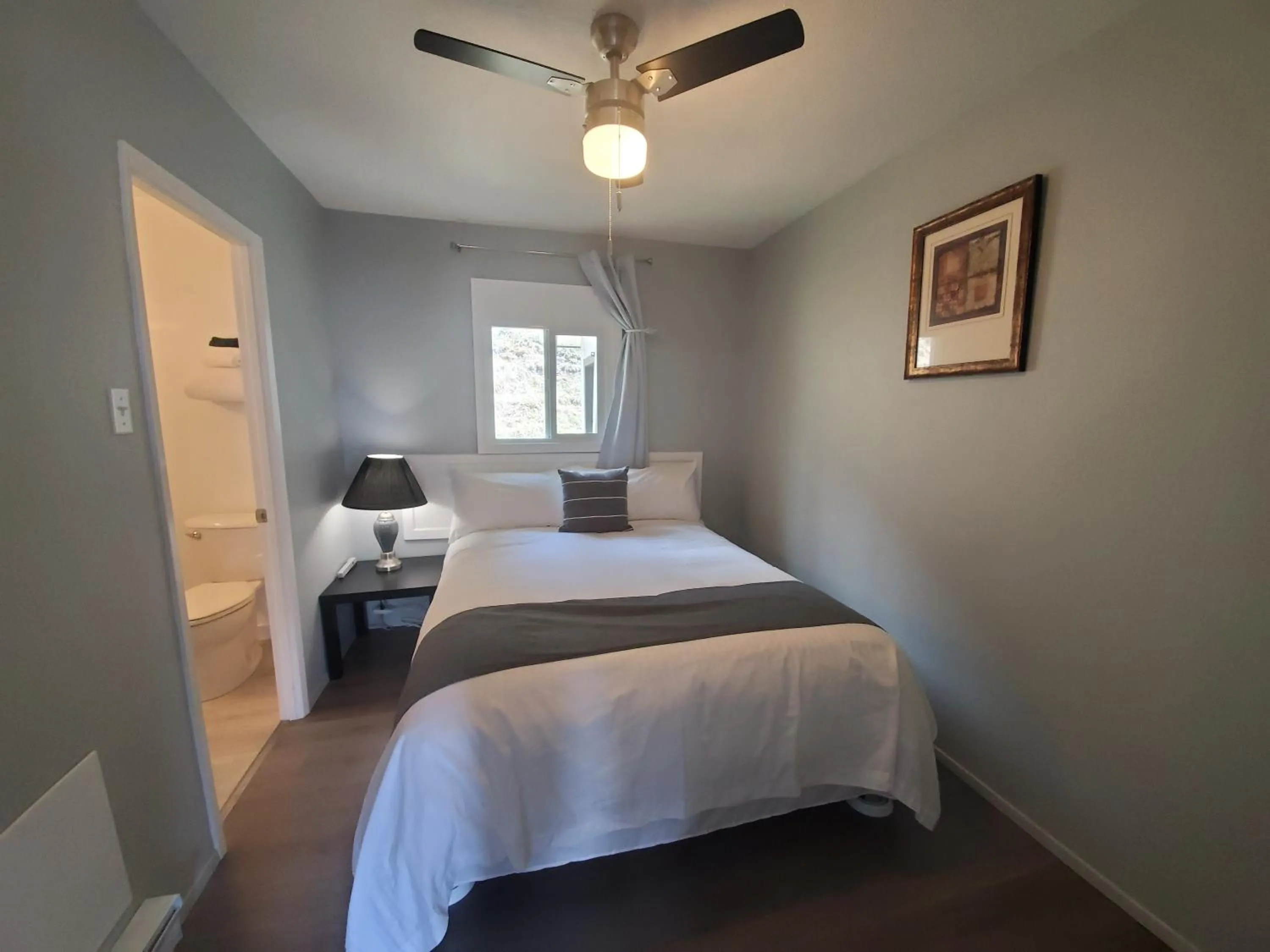 Bedroom, Bed in Celadon Lodge