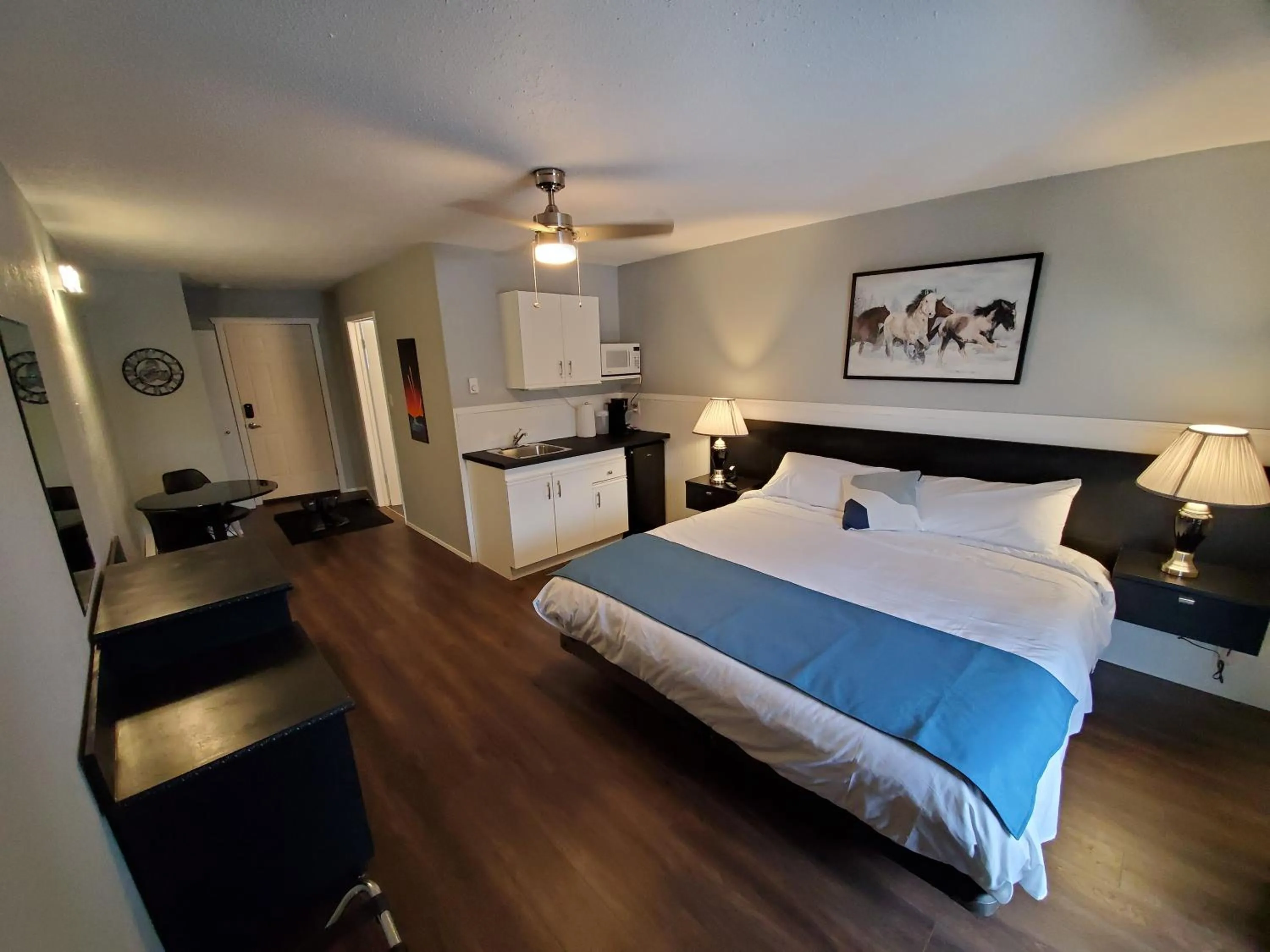 Bedroom, Bed in Celadon Lodge