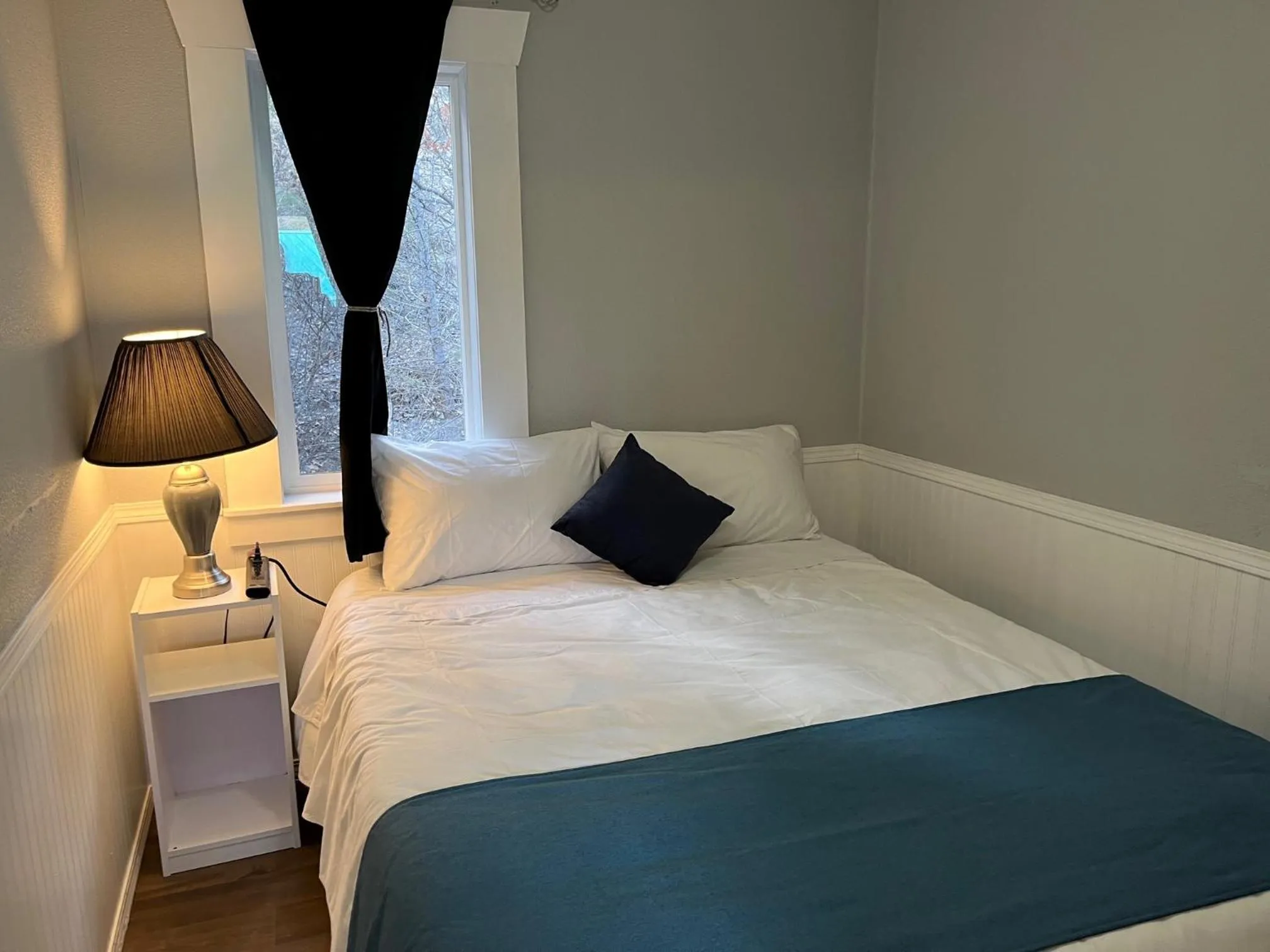 Bedroom, Bed in Celadon Lodge