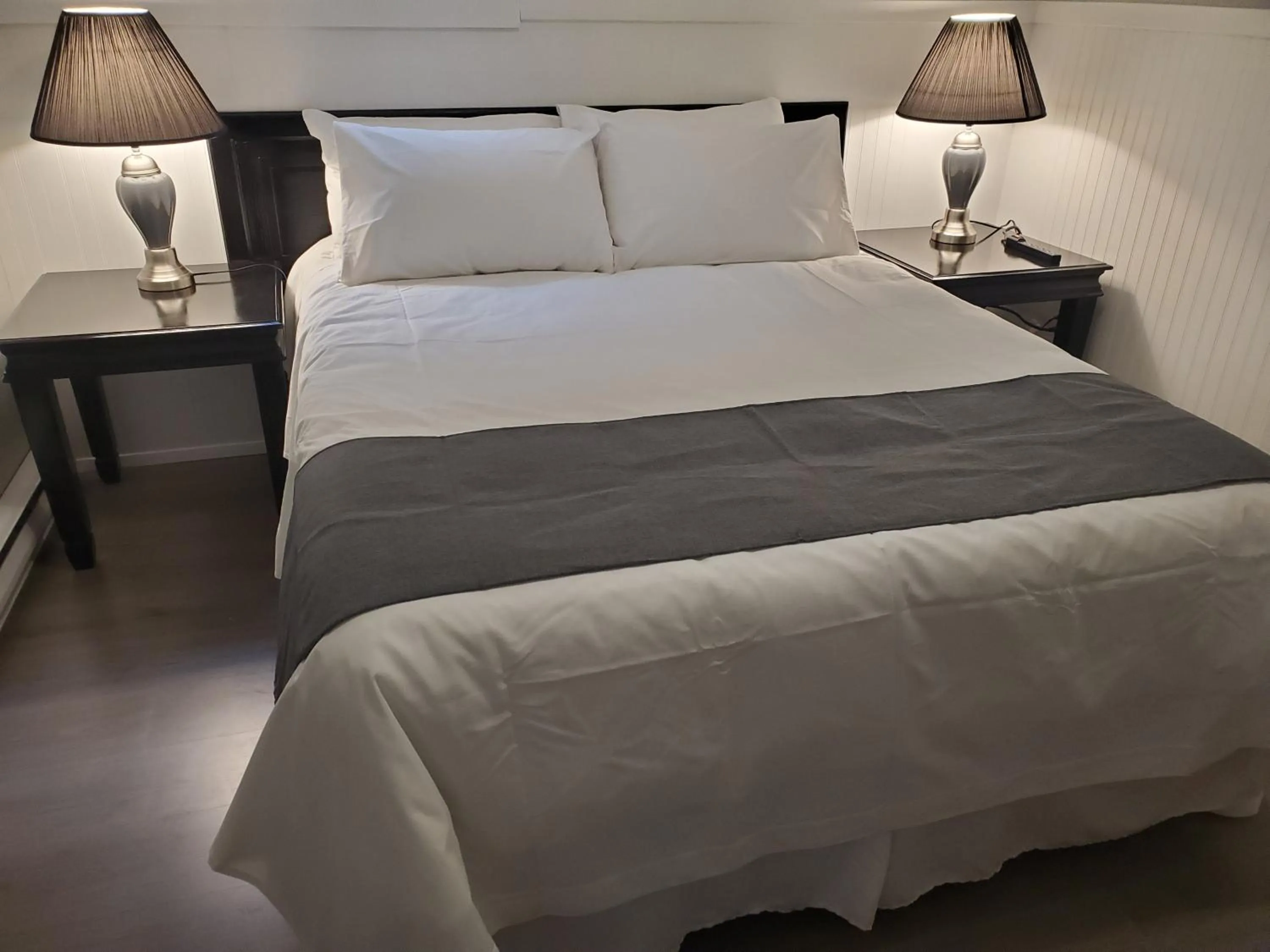 Bedroom, Bed in Celadon Lodge