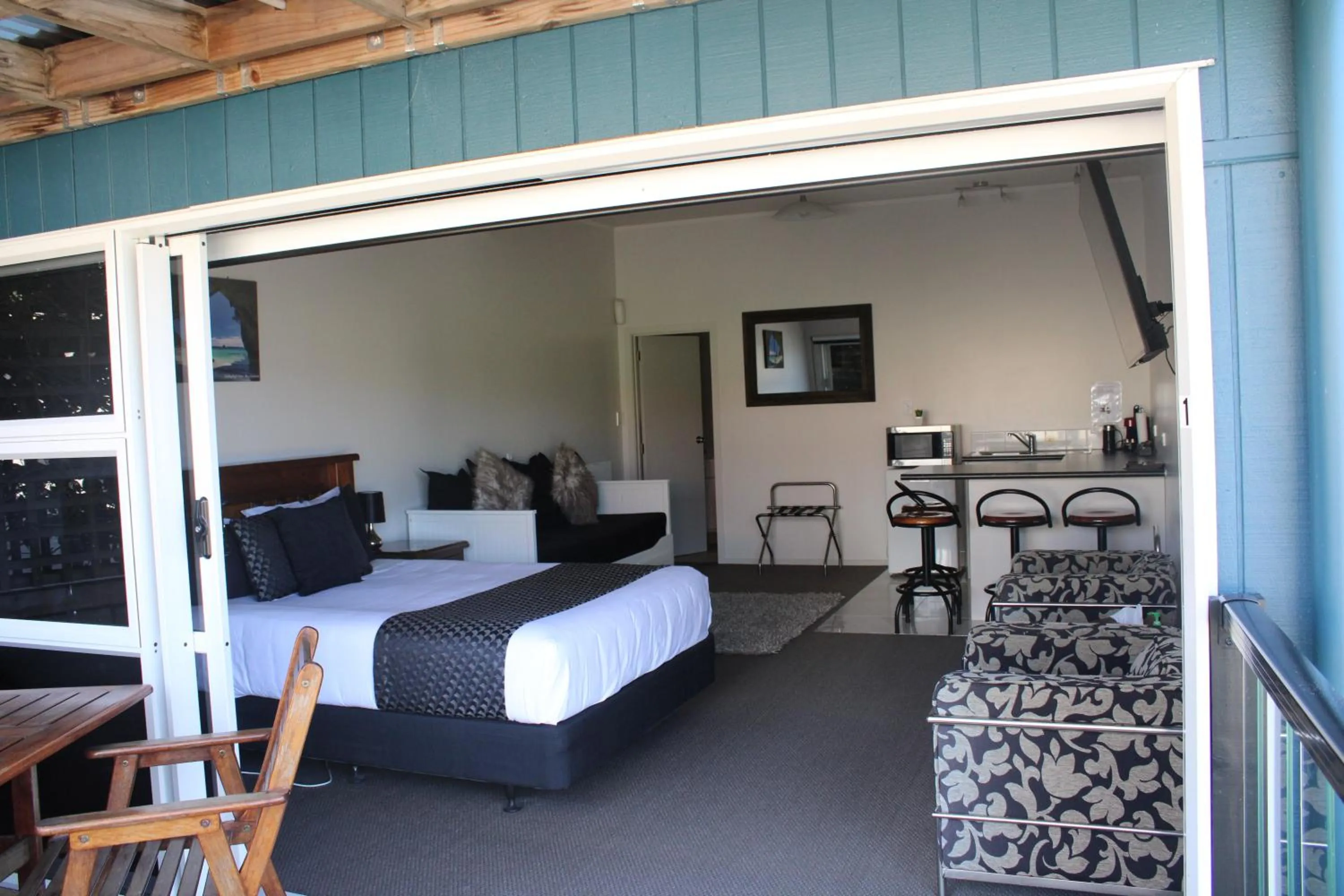 Photo of the whole room, Bed in Coromandel Seaview Motel