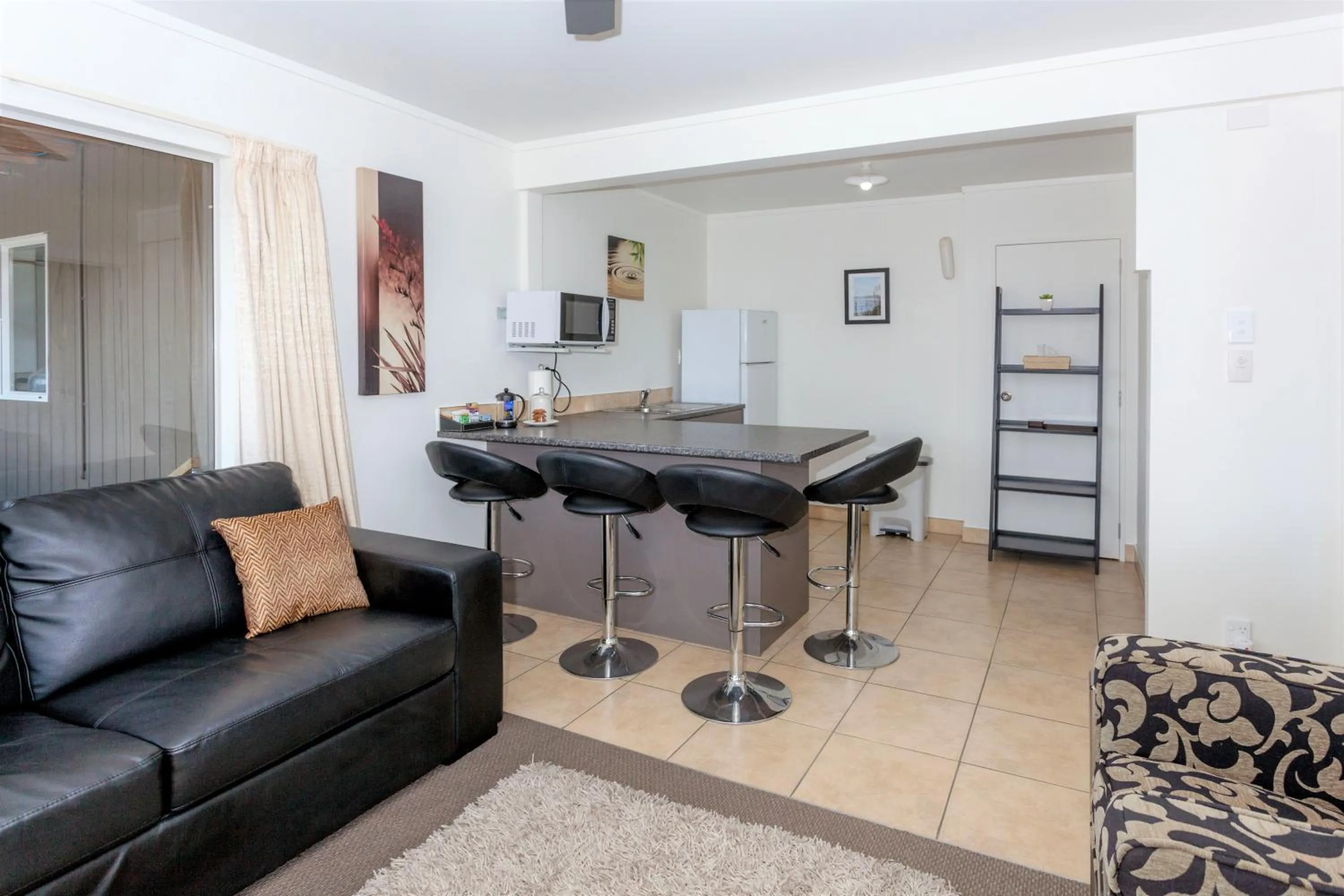 Kitchen or kitchenette in Coromandel Seaview Motel
