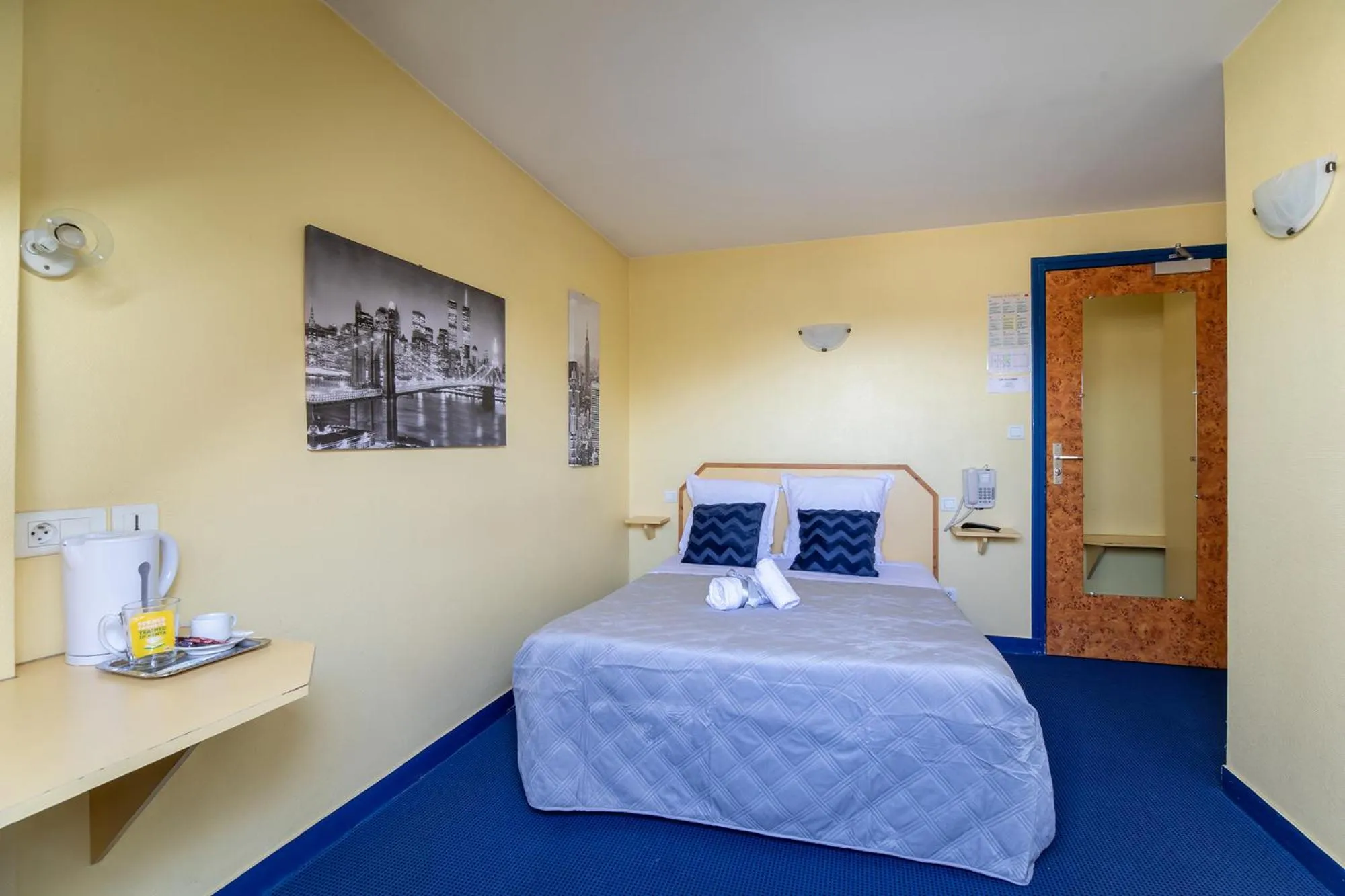 Bedroom in Montdidier Hôtel