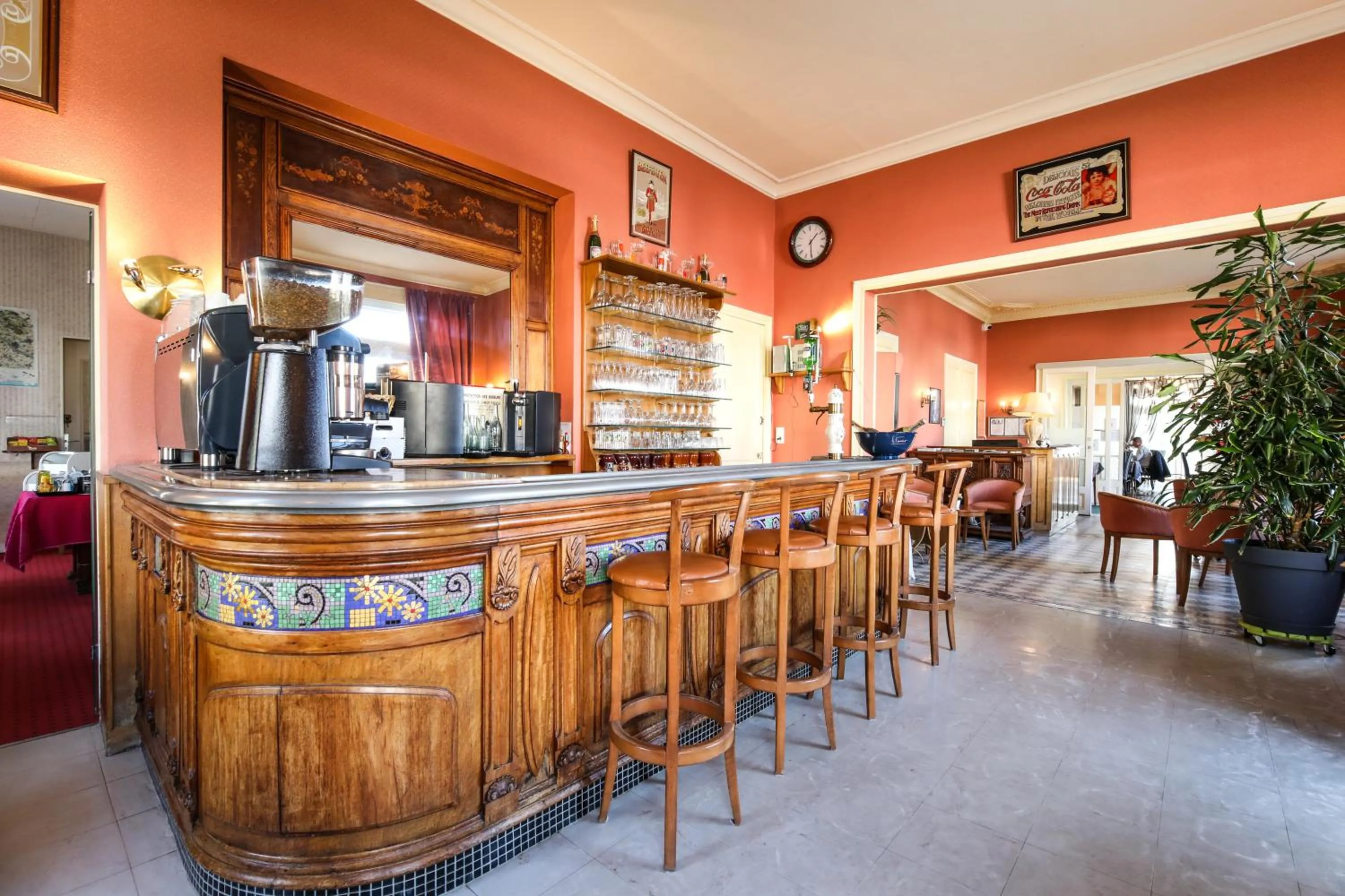 Lounge or bar in Montdidier Hôtel