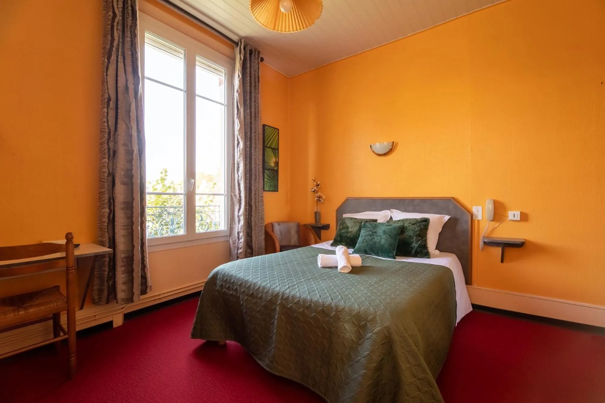 Bedroom in Montdidier Hôtel