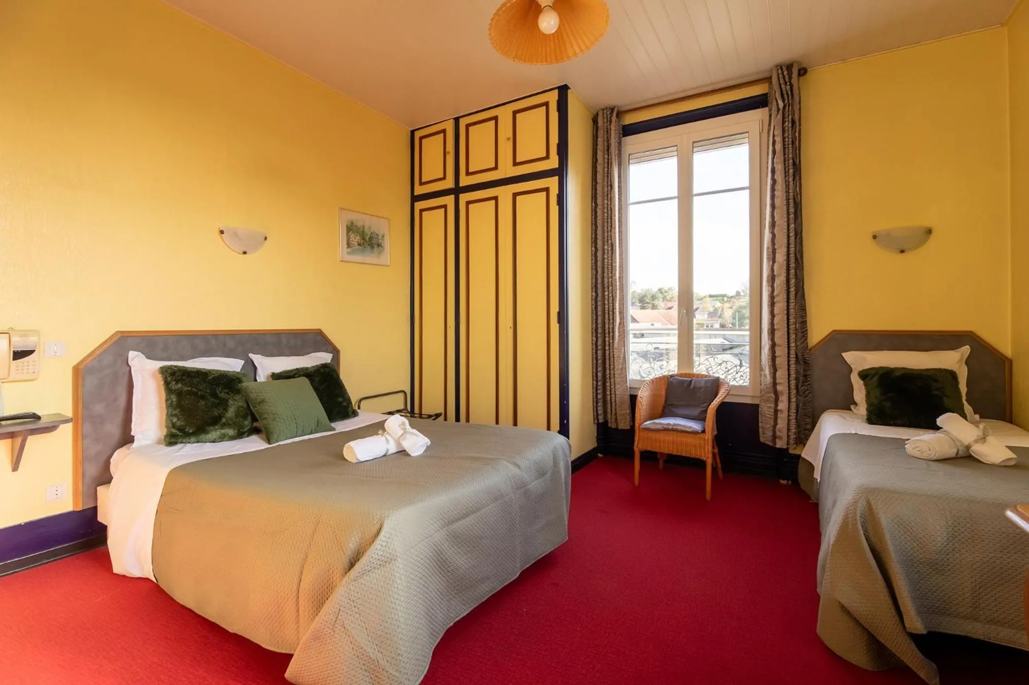 Bedroom in Montdidier Hôtel