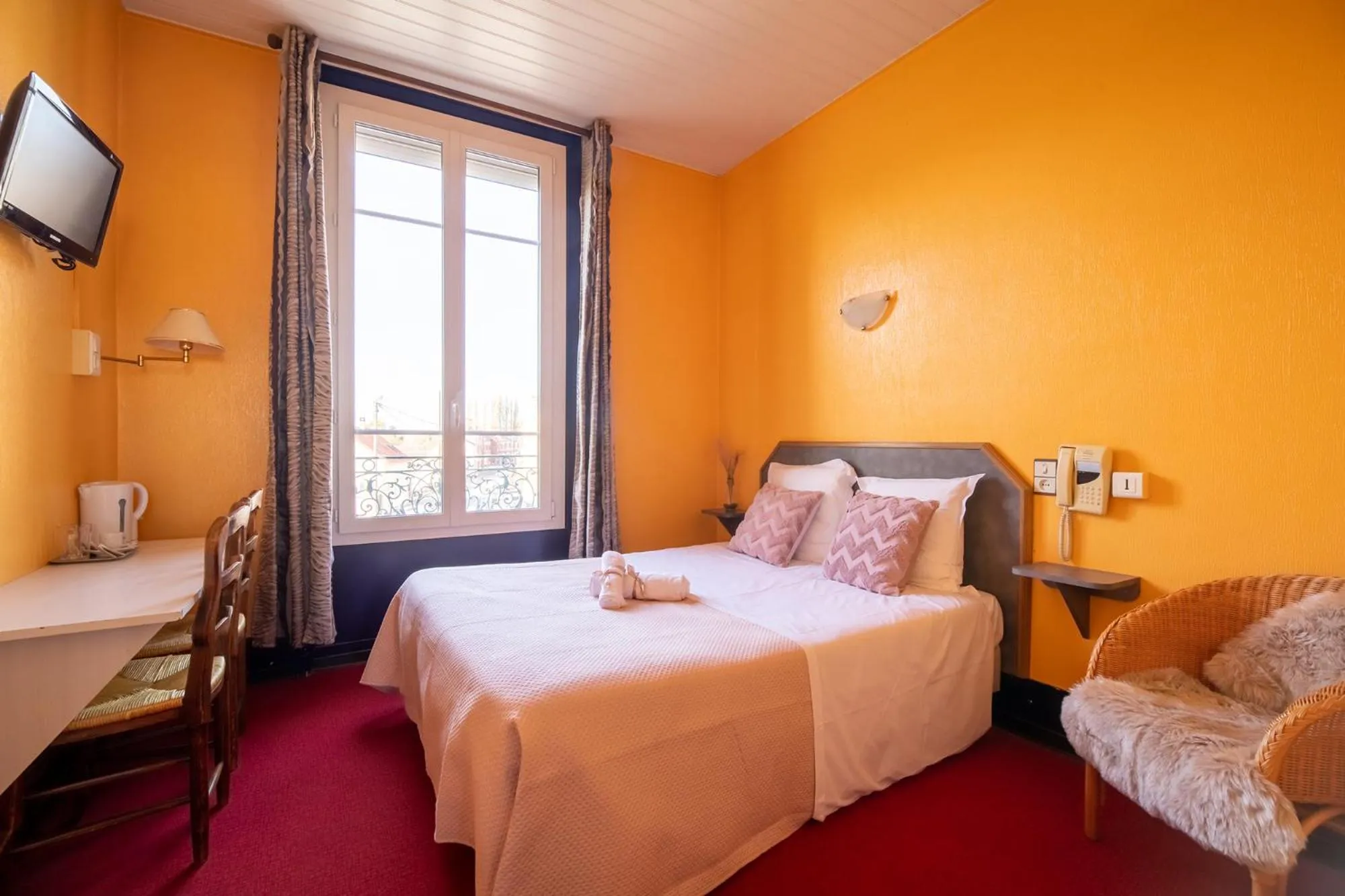 Bedroom in Montdidier Hôtel