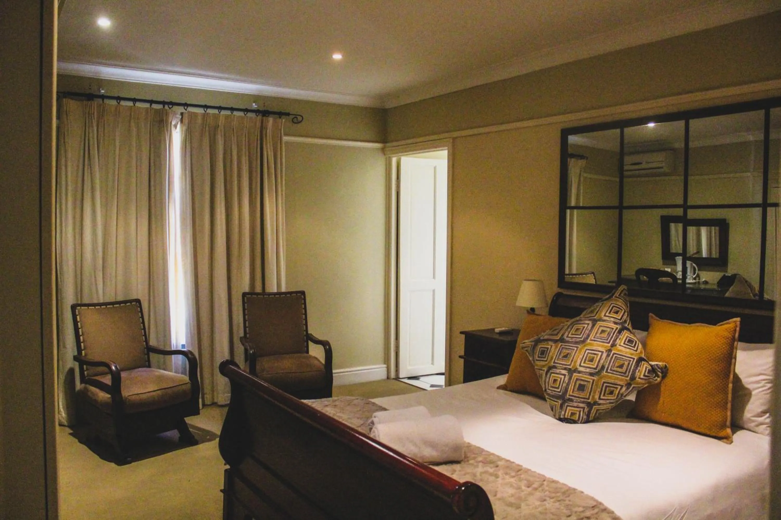 Bed in Pontac Manor Hotel & Restaurant