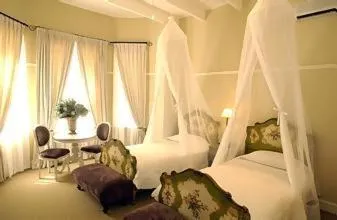 Photo of the whole room, Bed in Pontac Manor Hotel & Restaurant
