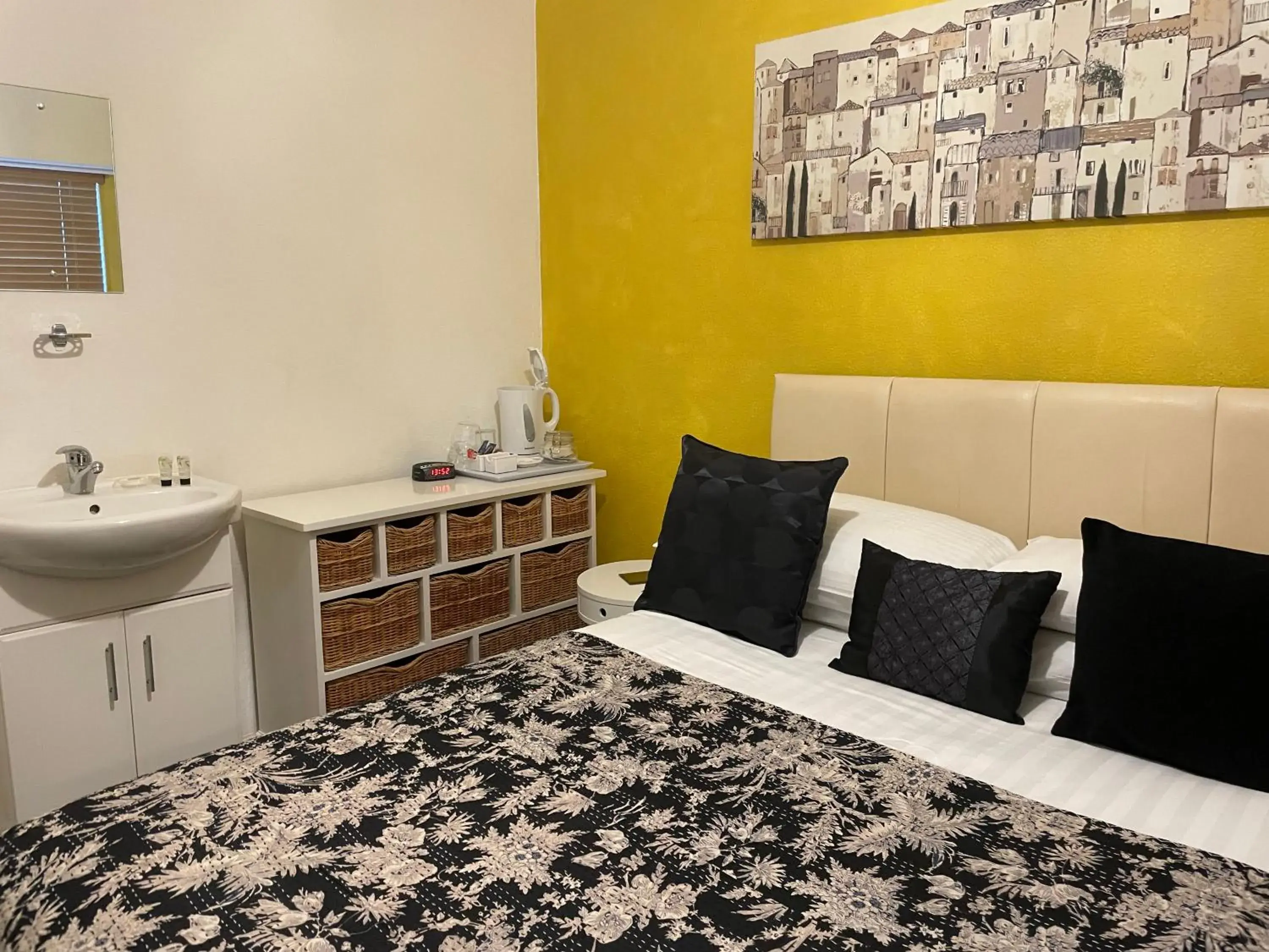 Double Room with Private External Bathroom - single occupancy in Babbacombe Palms Double Room with Private External Bathroom - single occupancy in Babbacombe Palms