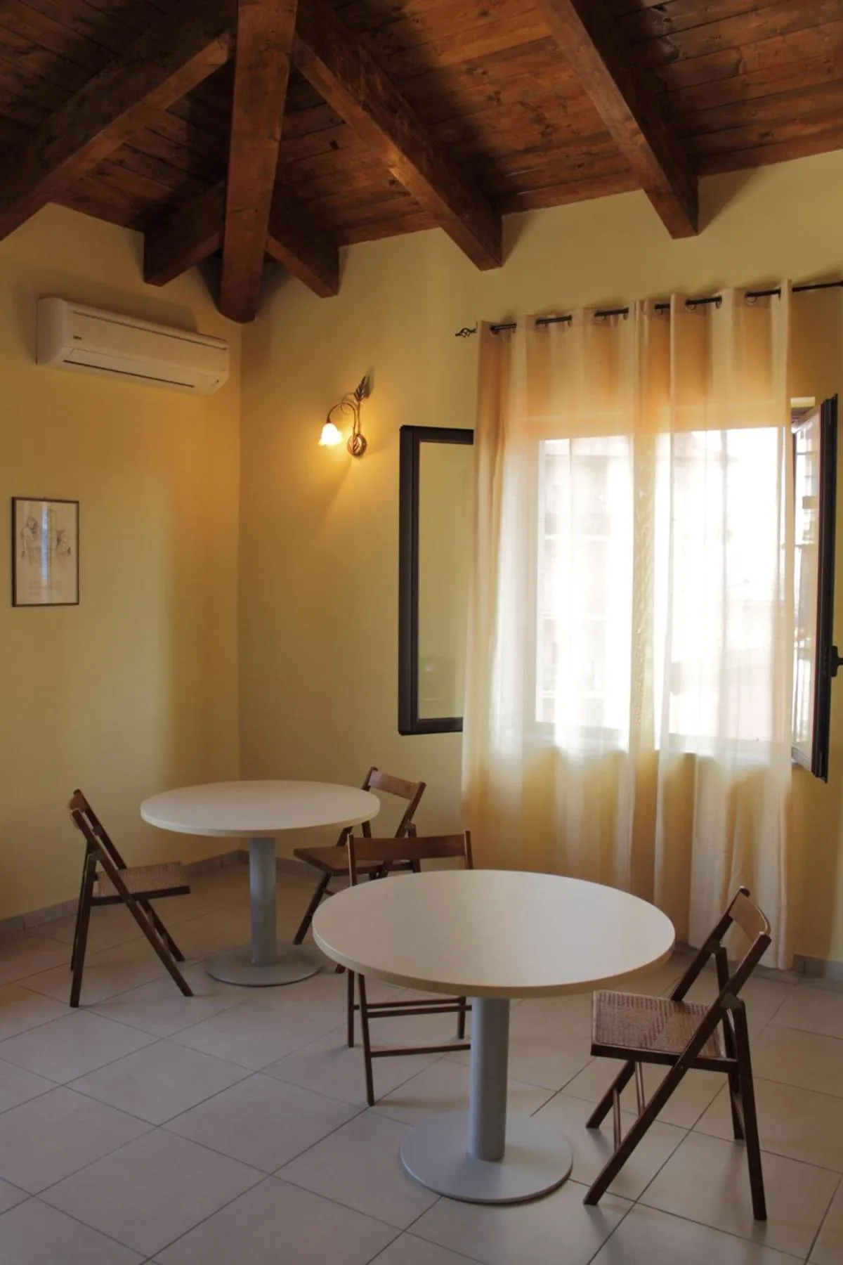 Communal lounge/ TV room in B&B Pinarina