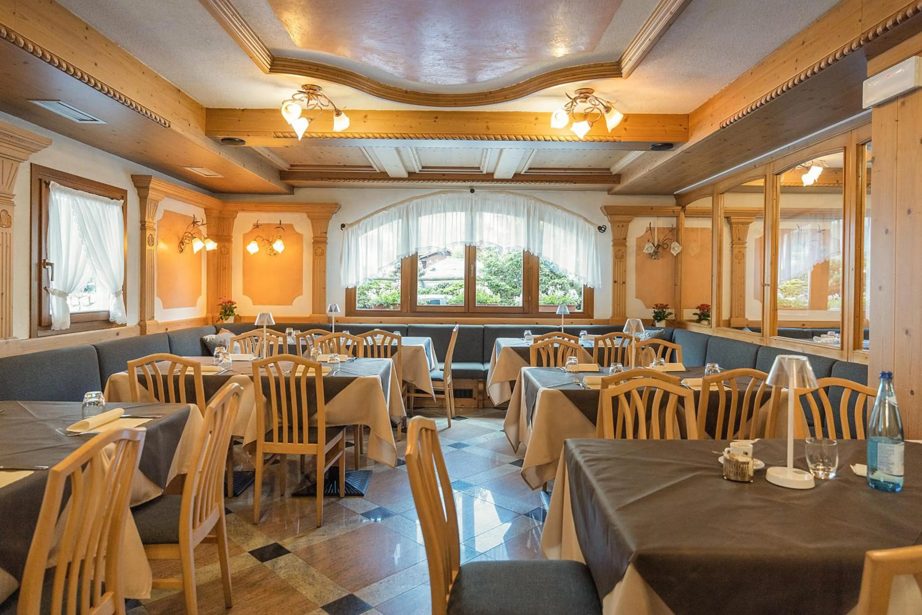 Restaurant/places to eat in Aparthotel Majestic