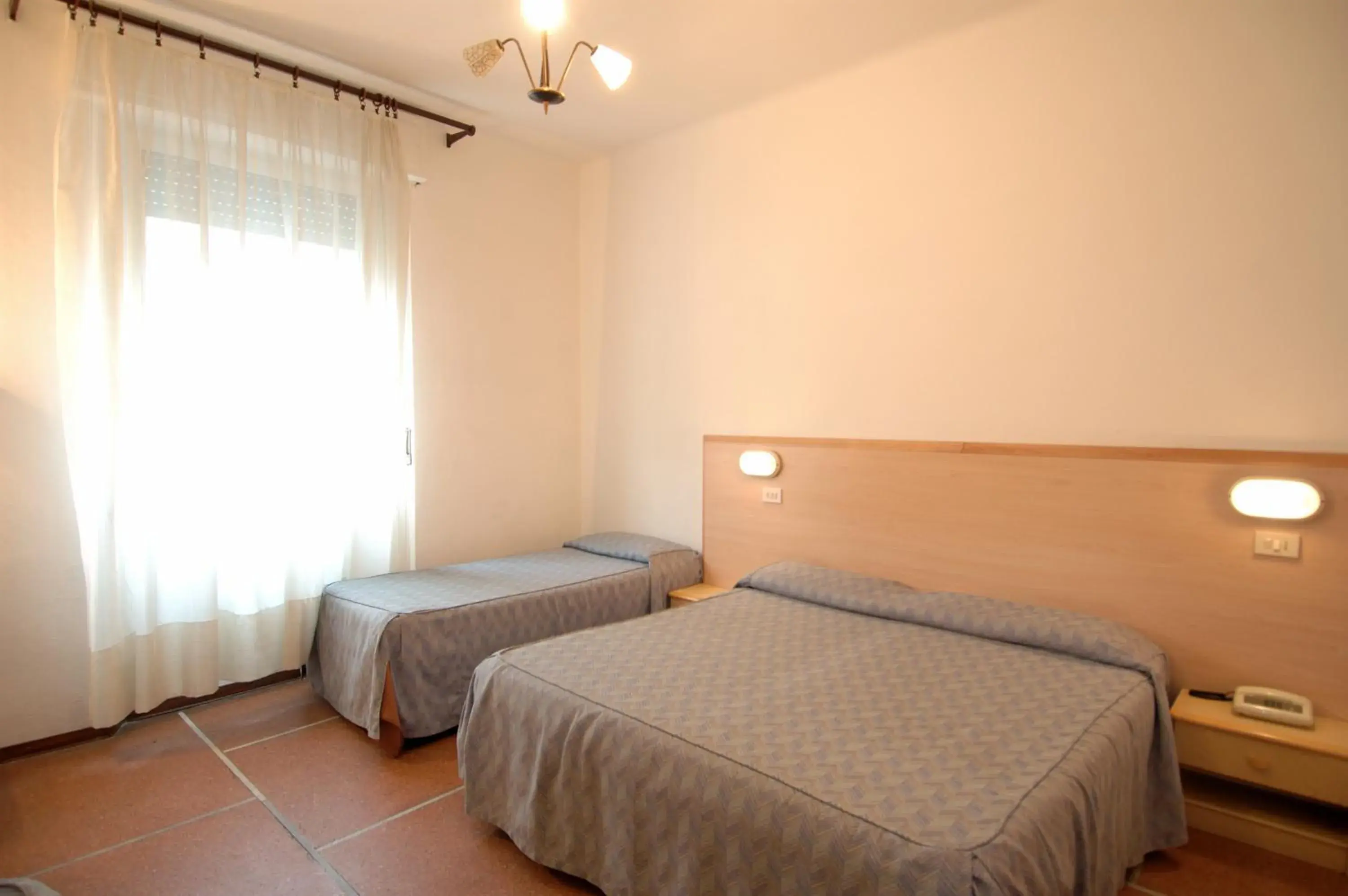 Triple Room with Shared Bathroom in Hotel Moderno Triple Room with Shared Bathroom in Hotel Moderno