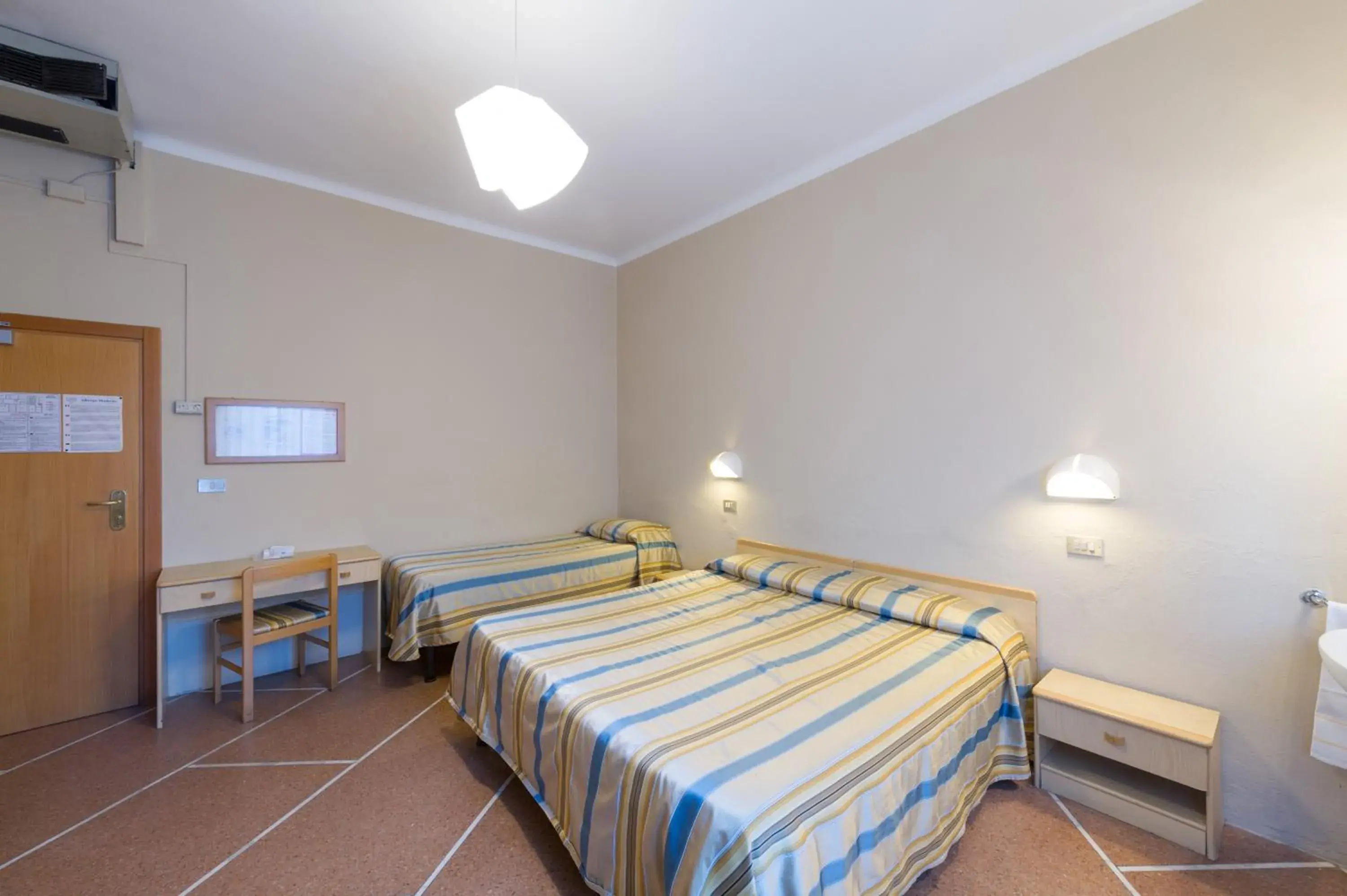 Triple Room with Shared Bathroom in Hotel Moderno Triple Room with Shared Bathroom in Hotel Moderno