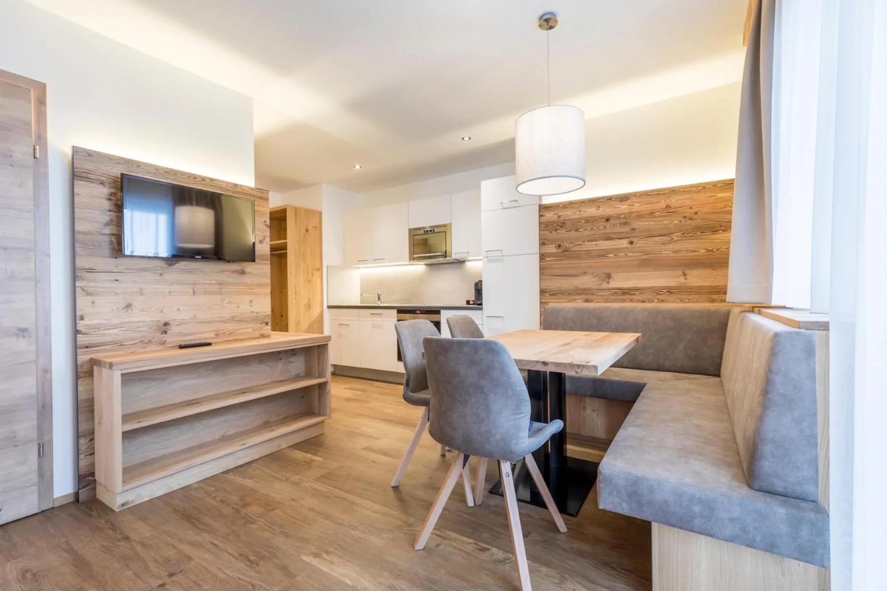 Dining area in OFENTÜRL alpine living