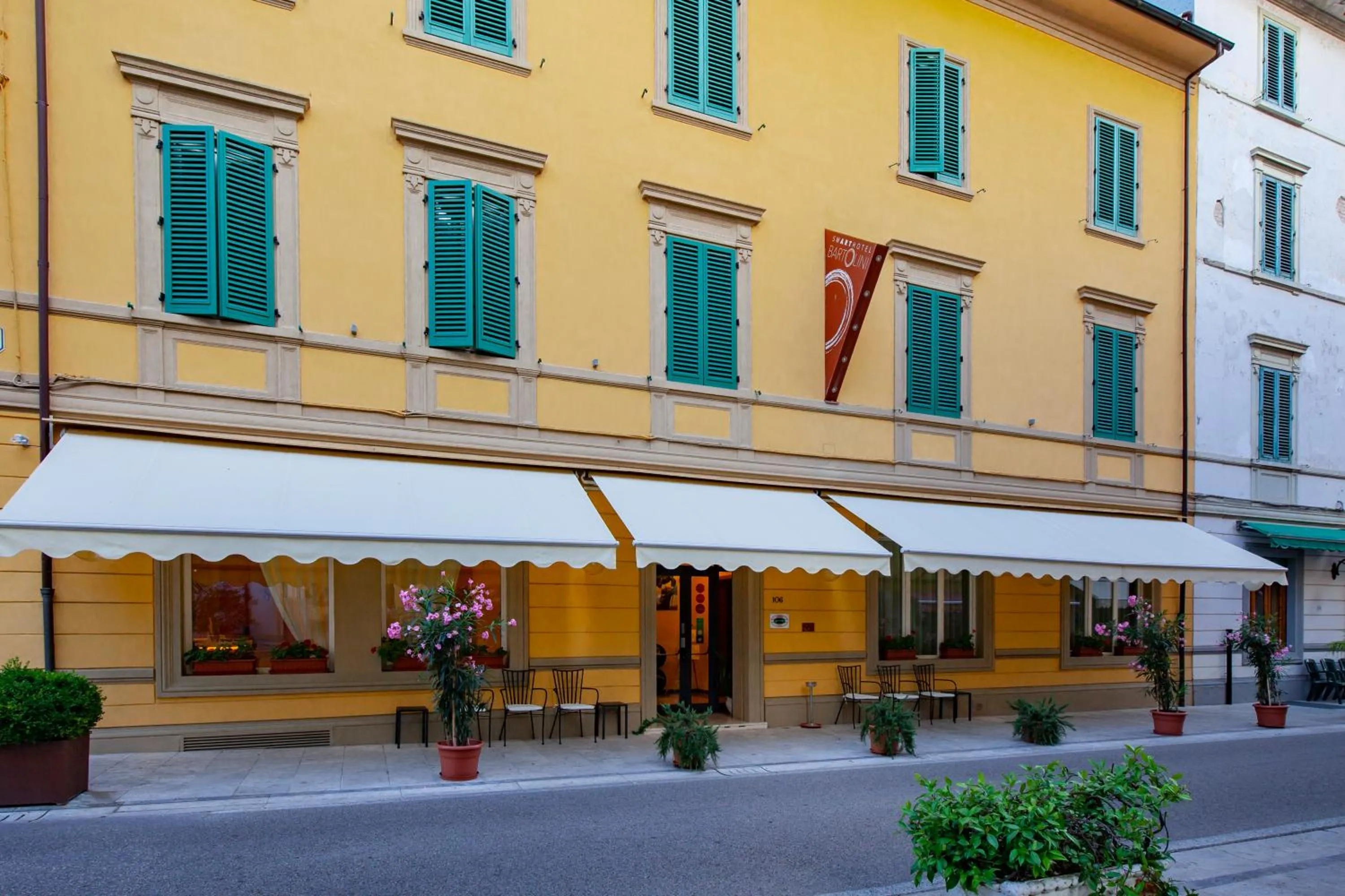 Facade/entrance in SmArt Hotel Bartolini
