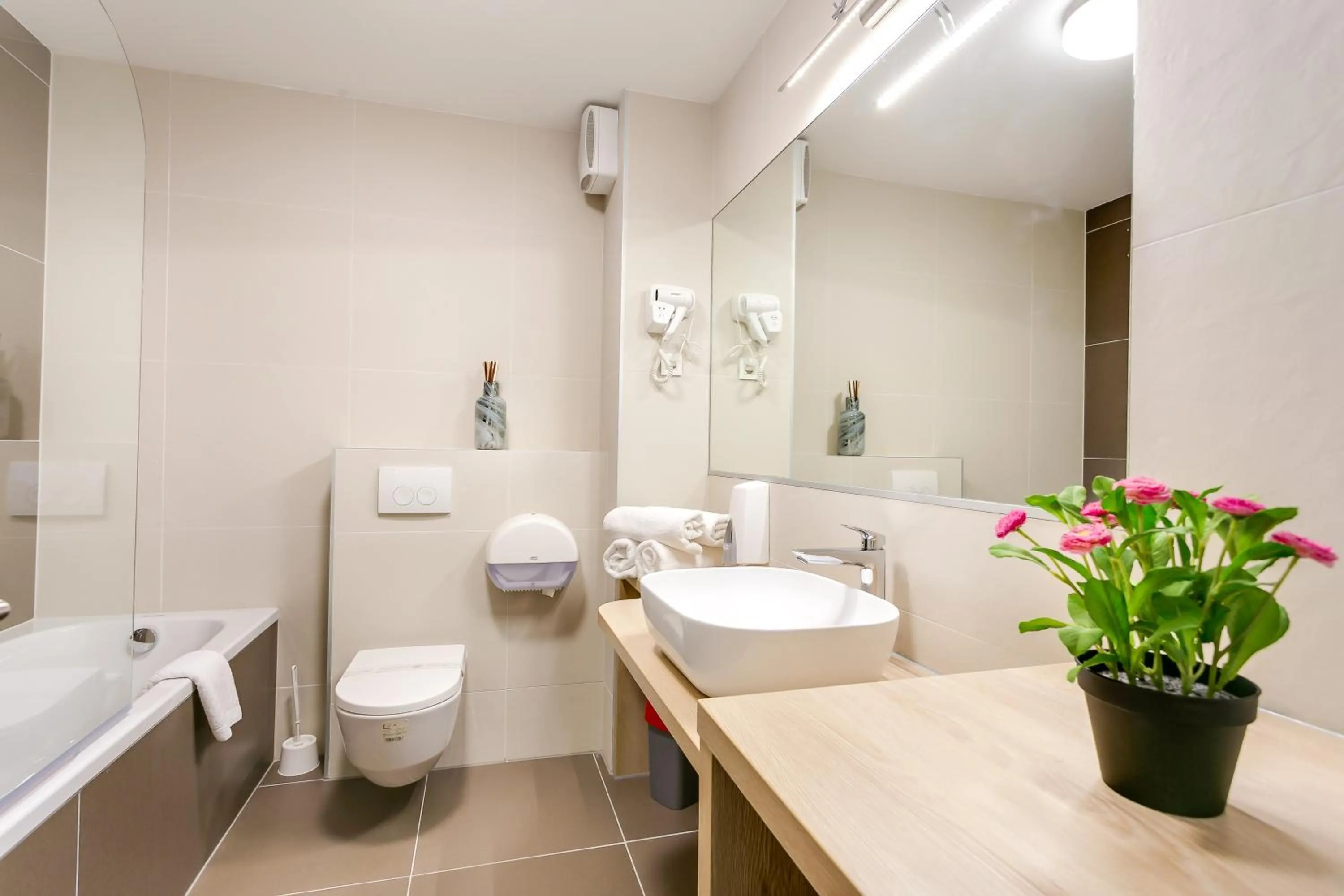 Bathroom, Bed in Modern Two-Bedroom Apartment, Free Garage Parking