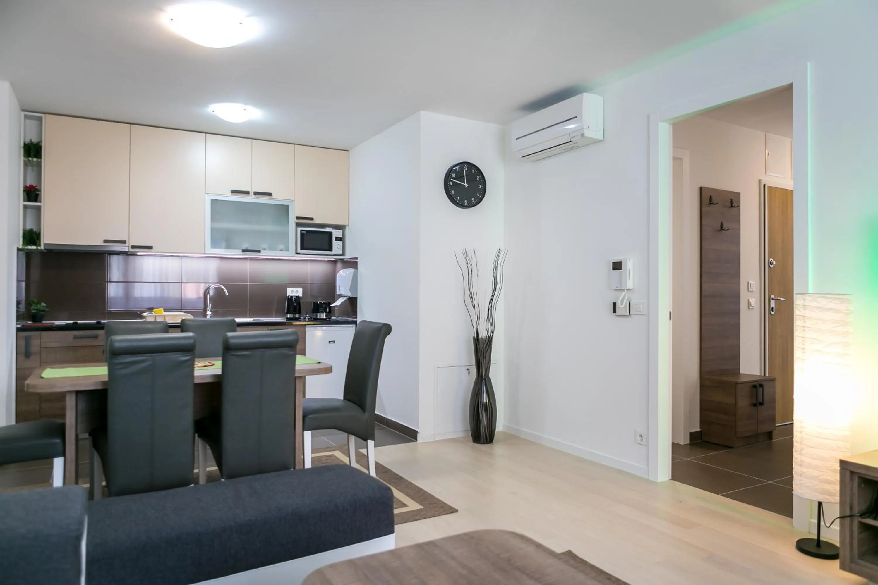 Kitchen or kitchenette in Modern Two-Bedroom Apartment, Free Garage Parking