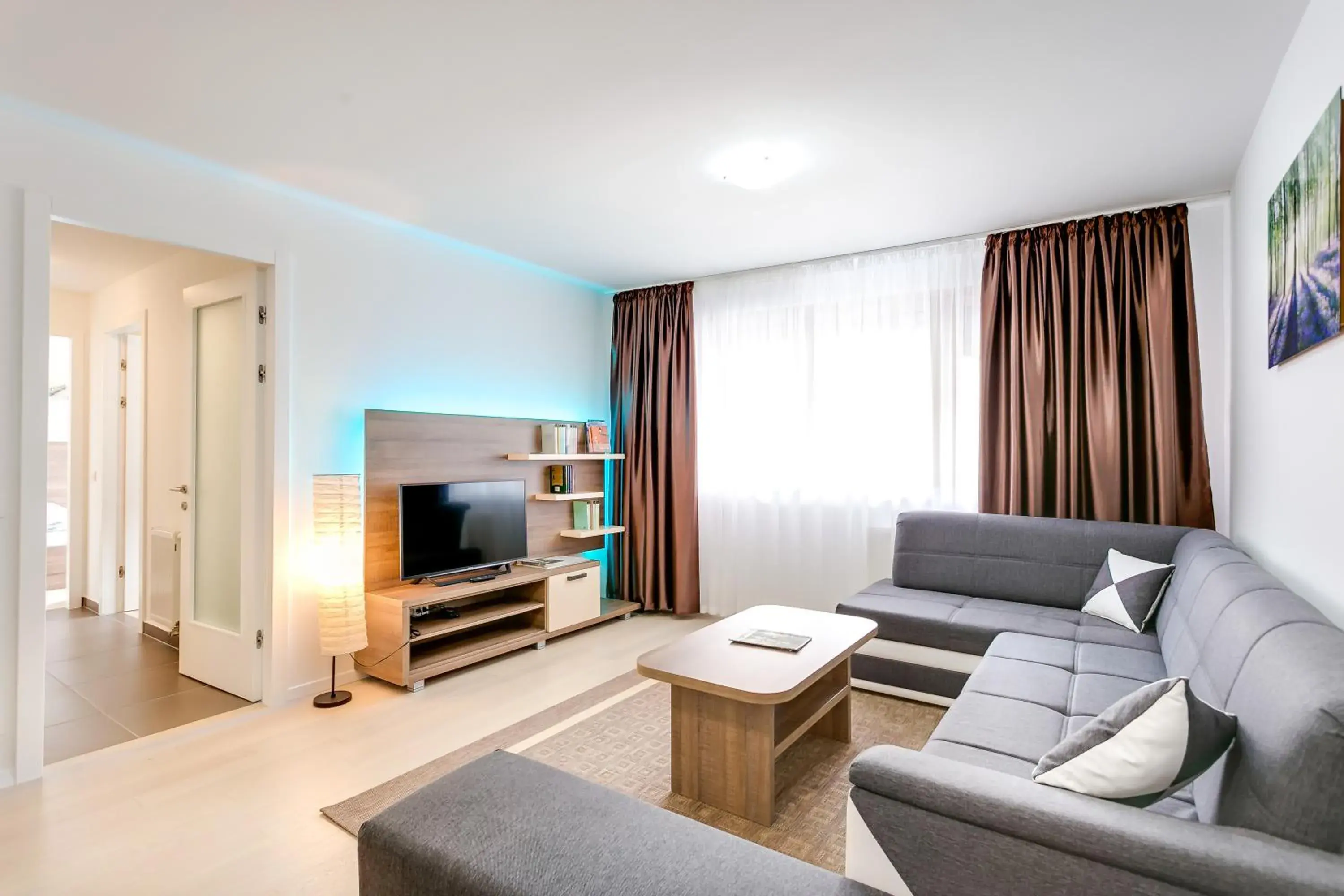 Modern Two-Bedroom Apartment, Free Garage Parking Modern Two-Bedroom Apartment, Free Garage Parking