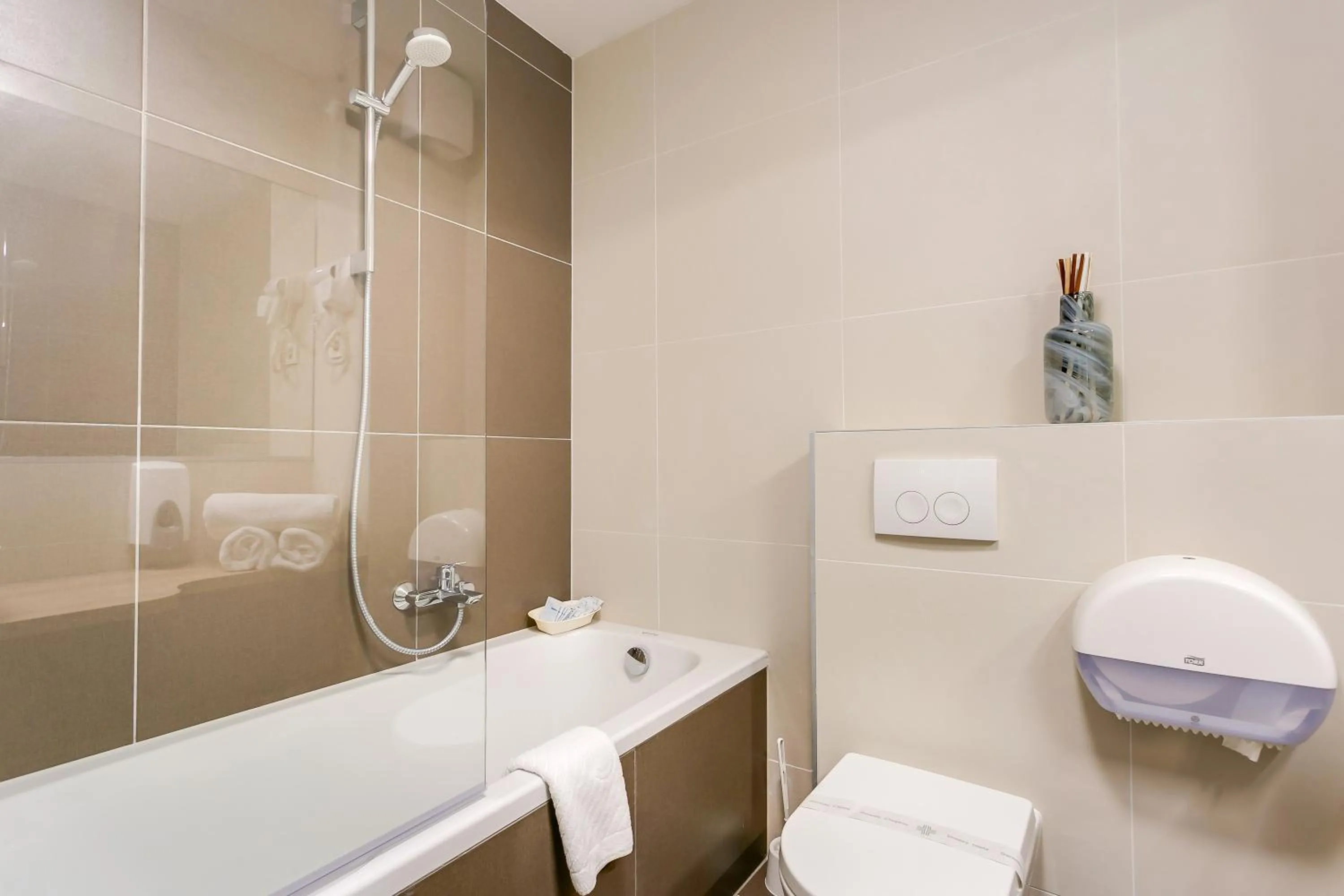 Bathroom in Modern Two-Bedroom Apartment, Free Garage Parking