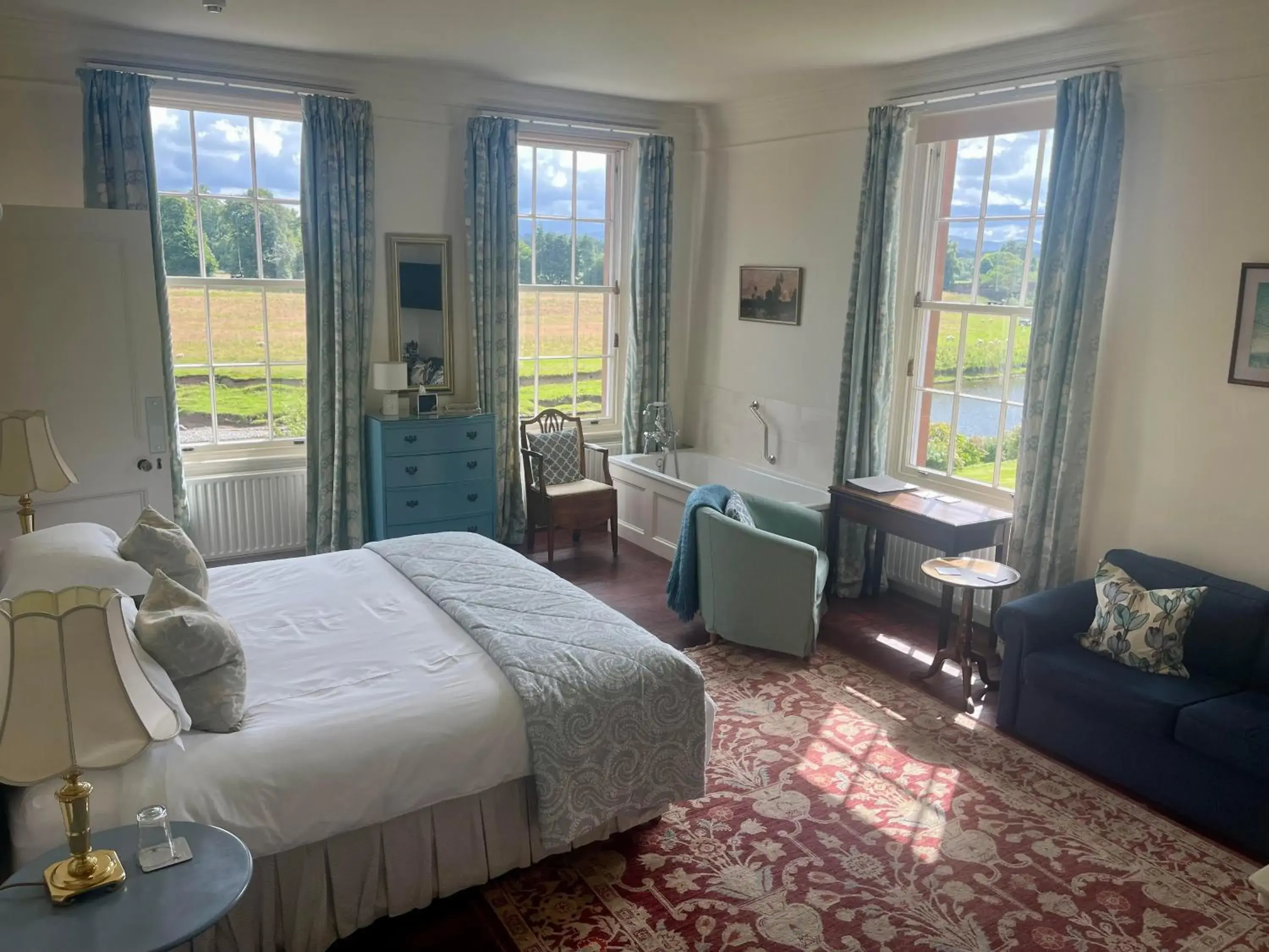 Deluxe Double or Twin Room with River View in Warwick Hall Deluxe Double or Twin Room with River View in Warwick Hall