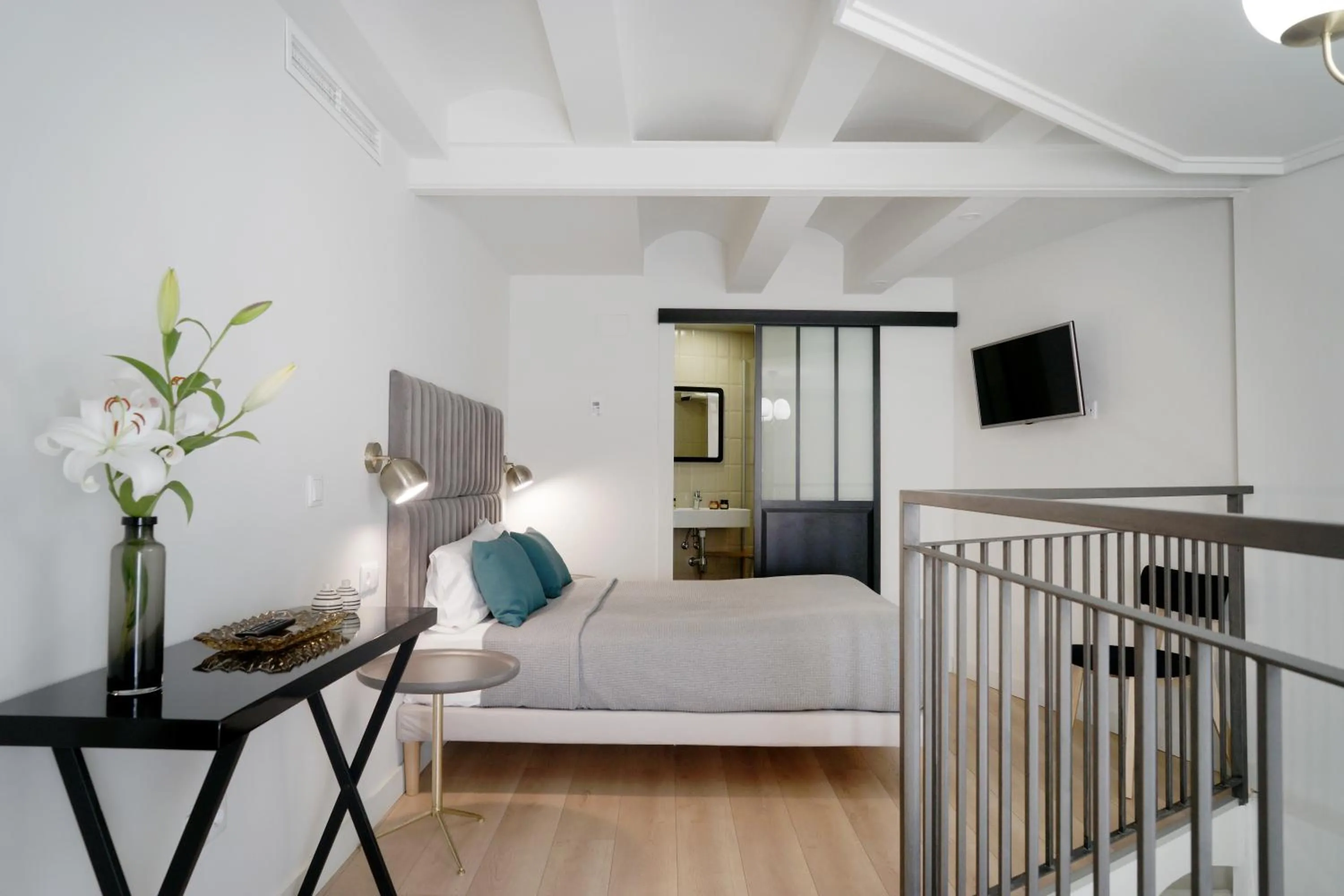 Toilet, Bed in MD Design Hotel - Portal del Real