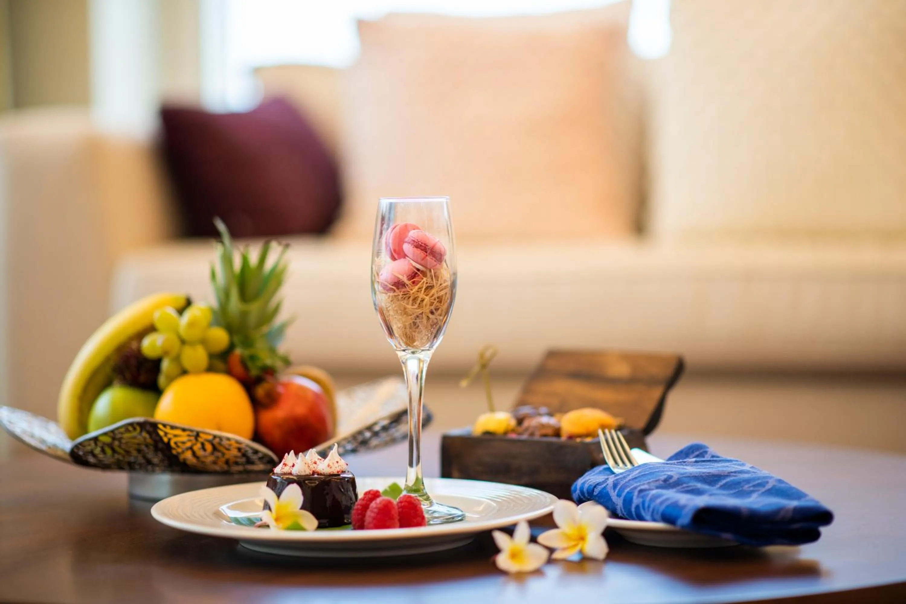 Living room in Crowne Plaza Muscat OCEC by IHG